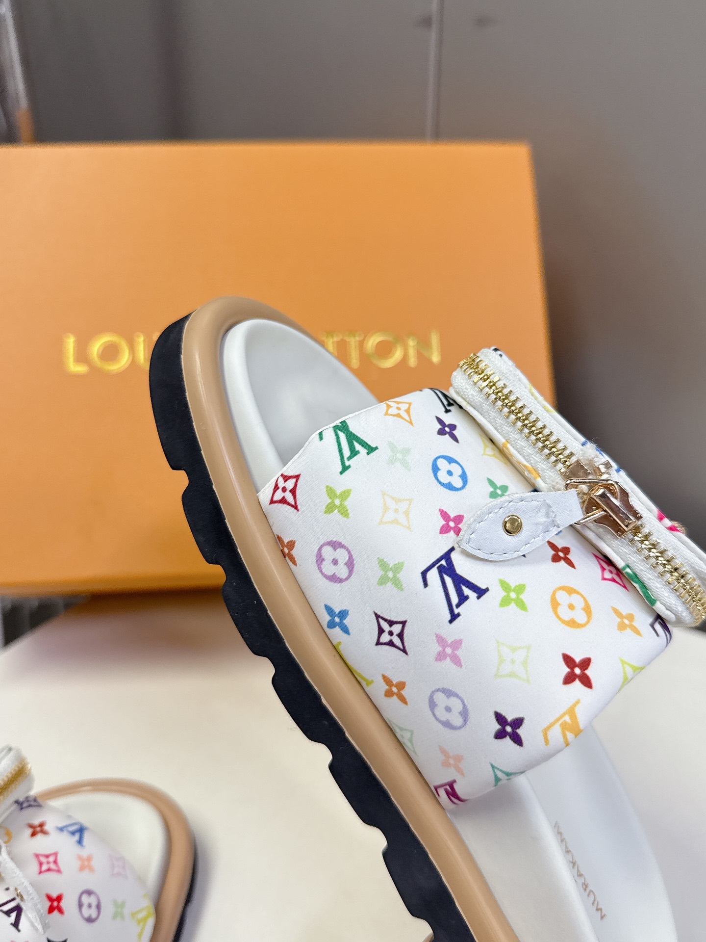  LV 路易威登X TM村上隆联名情侣款拖鞋硬货上新🆕

❥BS代购级别！高级感十足！国内外博主刷爆的一
