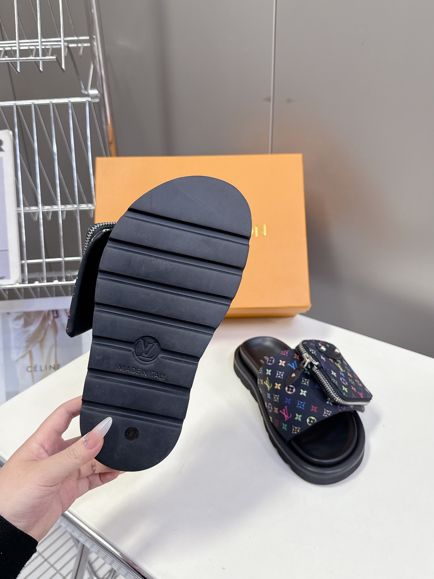  LV 路易威登X TM村上隆联名情侣款拖鞋硬货上新🆕

❥BS代购级别！高级感十足！国内外博主刷爆的一