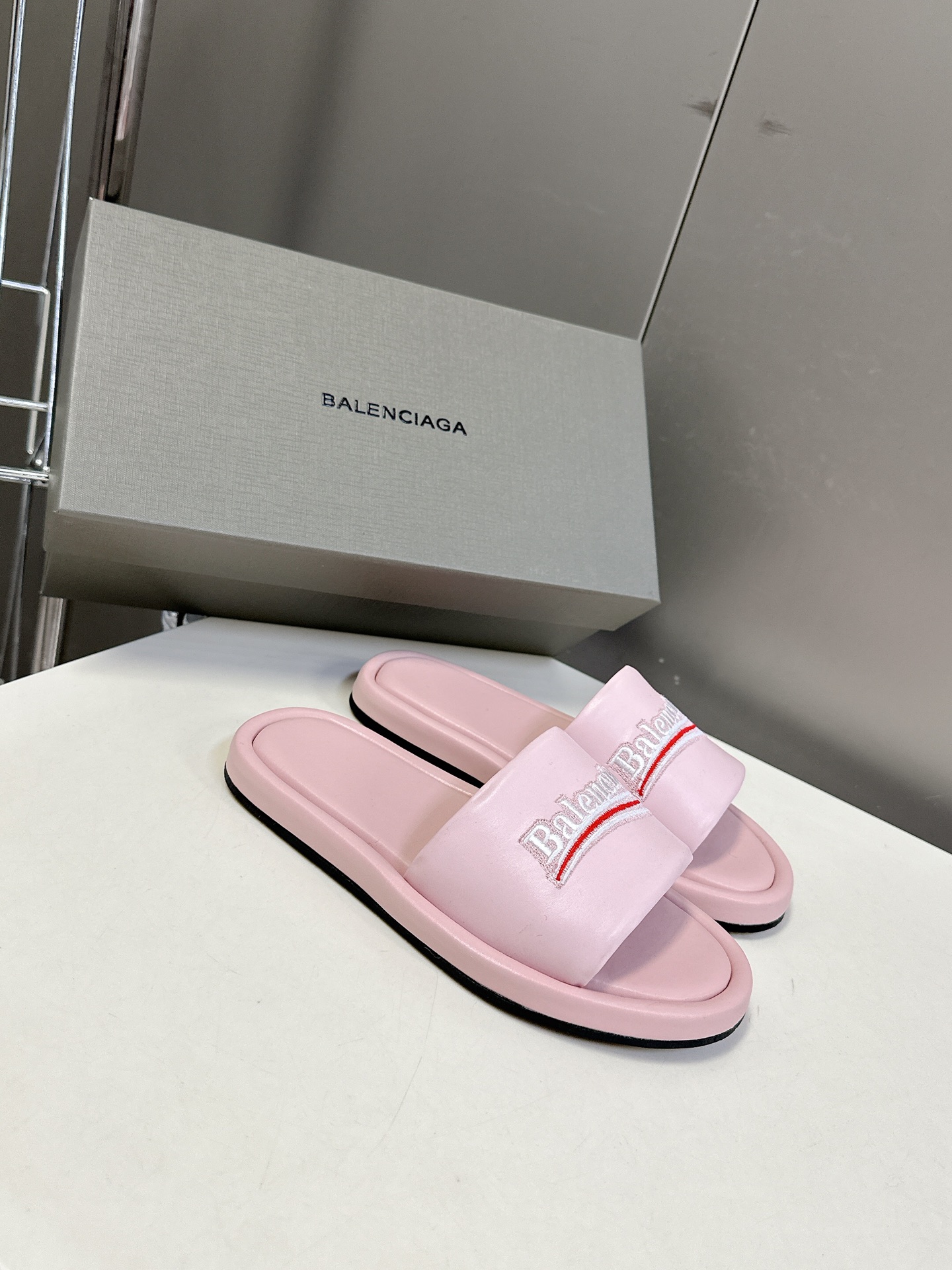  Balenciaga巴黎世家 新款情侣拖鞋 顶级版本🔝超火巴黎世家拖鞋 时装博主与欧美明星大爱款  时