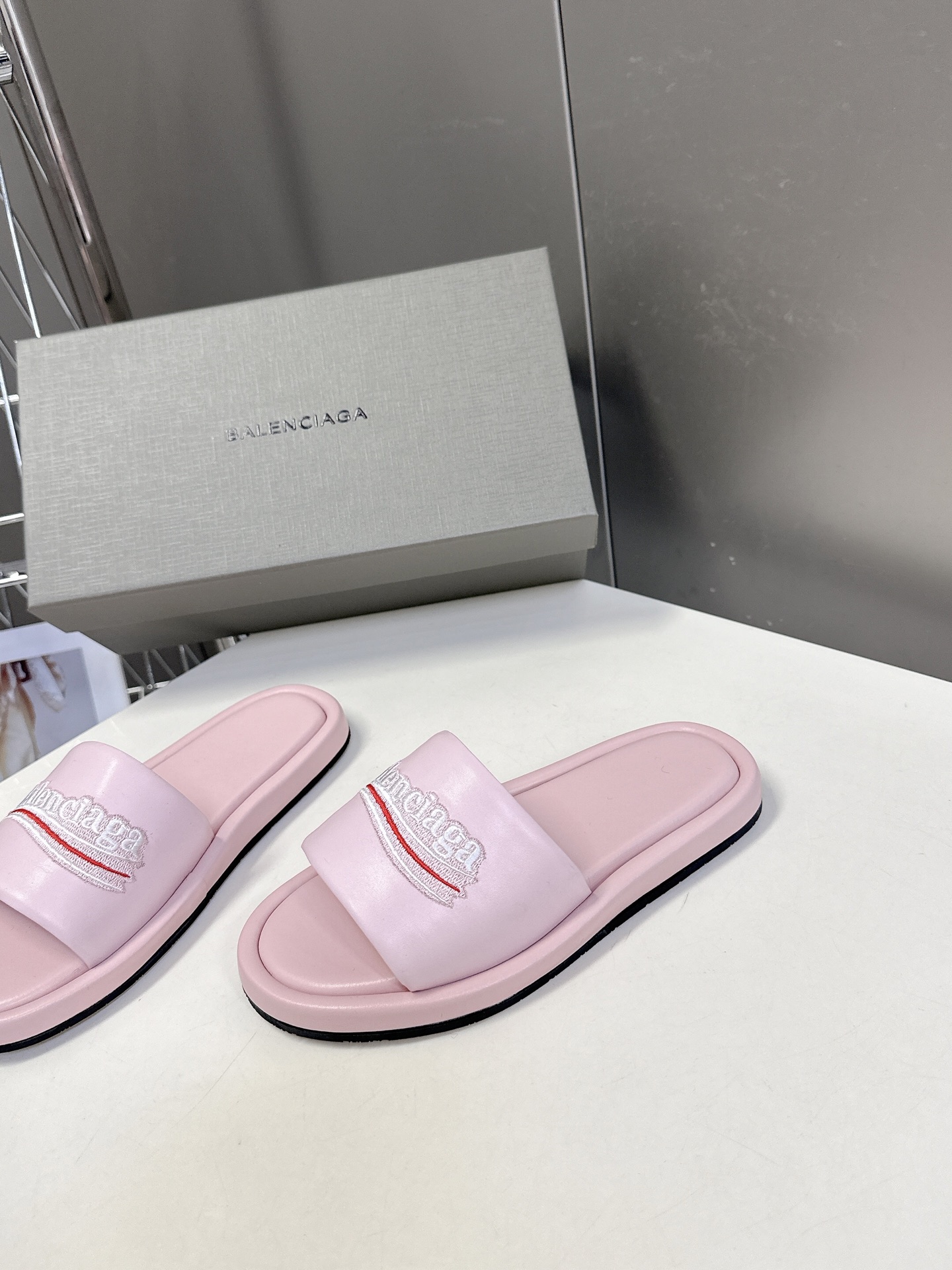  Balenciaga巴黎世家 新款情侣拖鞋 顶级版本🔝超火巴黎世家拖鞋 时装博主与欧美明星大爱款  时