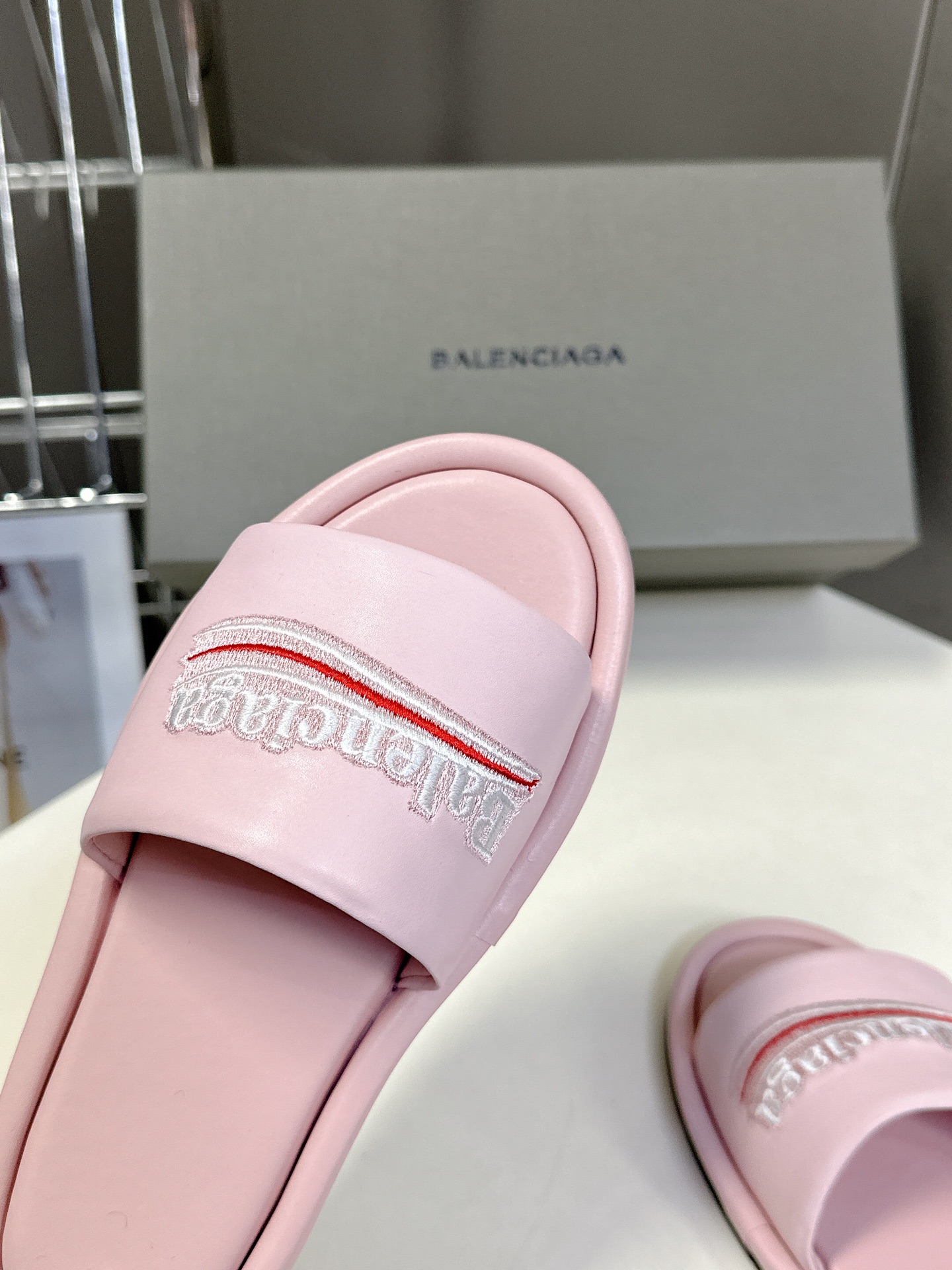  Balenciaga巴黎世家 新款情侣拖鞋 顶级版本🔝超火巴黎世家拖鞋 时装博主与欧美明星大爱款  时