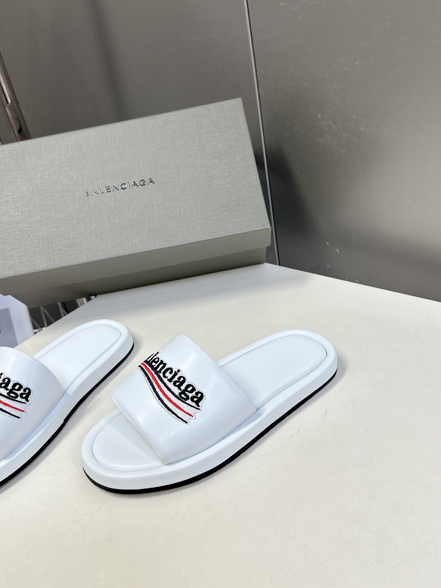  Balenciaga巴黎世家 新款情侣拖鞋 顶级版本🔝超火巴黎世家拖鞋 时装博主与欧美明星大爱款  时