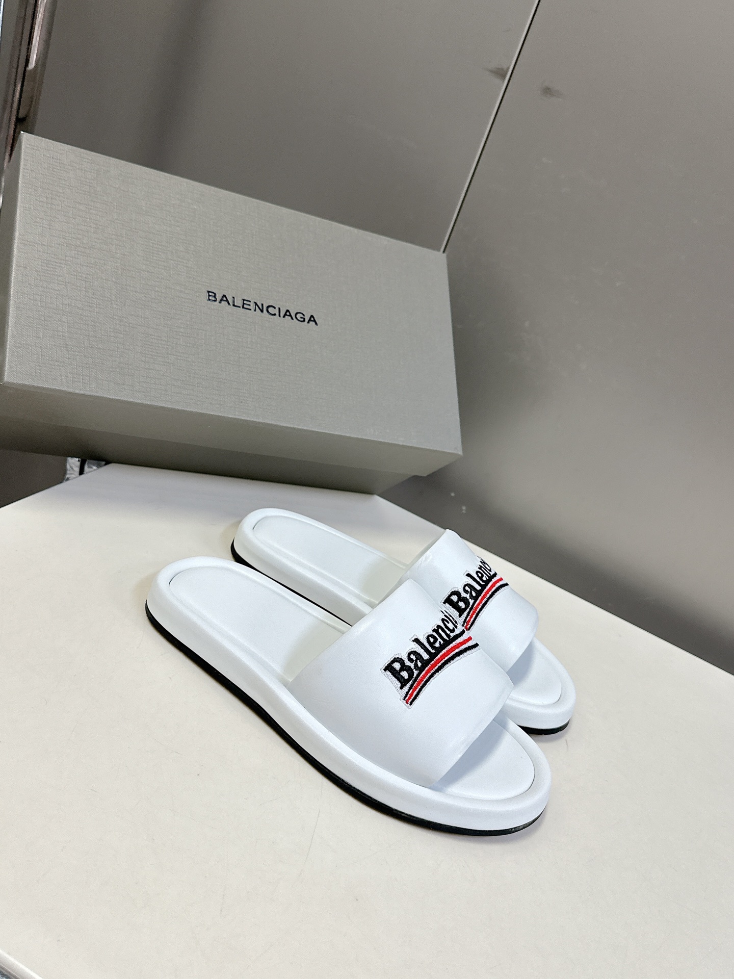  Balenciaga巴黎世家 新款情侣拖鞋 顶级版本🔝超火巴黎世家拖鞋 时装博主与欧美明星大爱款  时