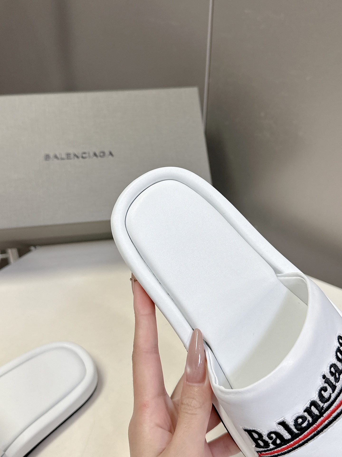  Balenciaga巴黎世家 新款情侣拖鞋 顶级版本🔝超火巴黎世家拖鞋 时装博主与欧美明星大爱款  时