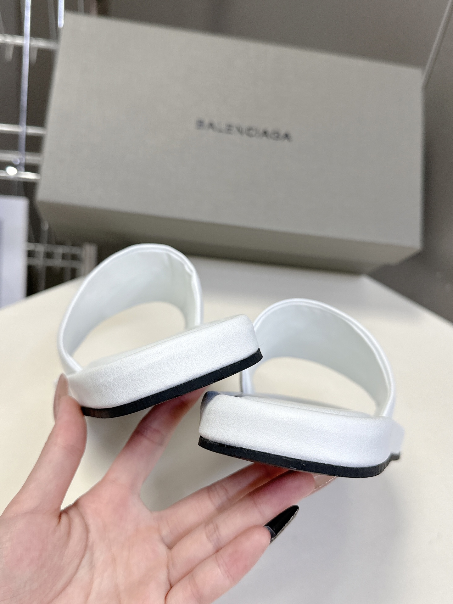  Balenciaga巴黎世家 新款情侣拖鞋 顶级版本🔝超火巴黎世家拖鞋 时装博主与欧美明星大爱款  时