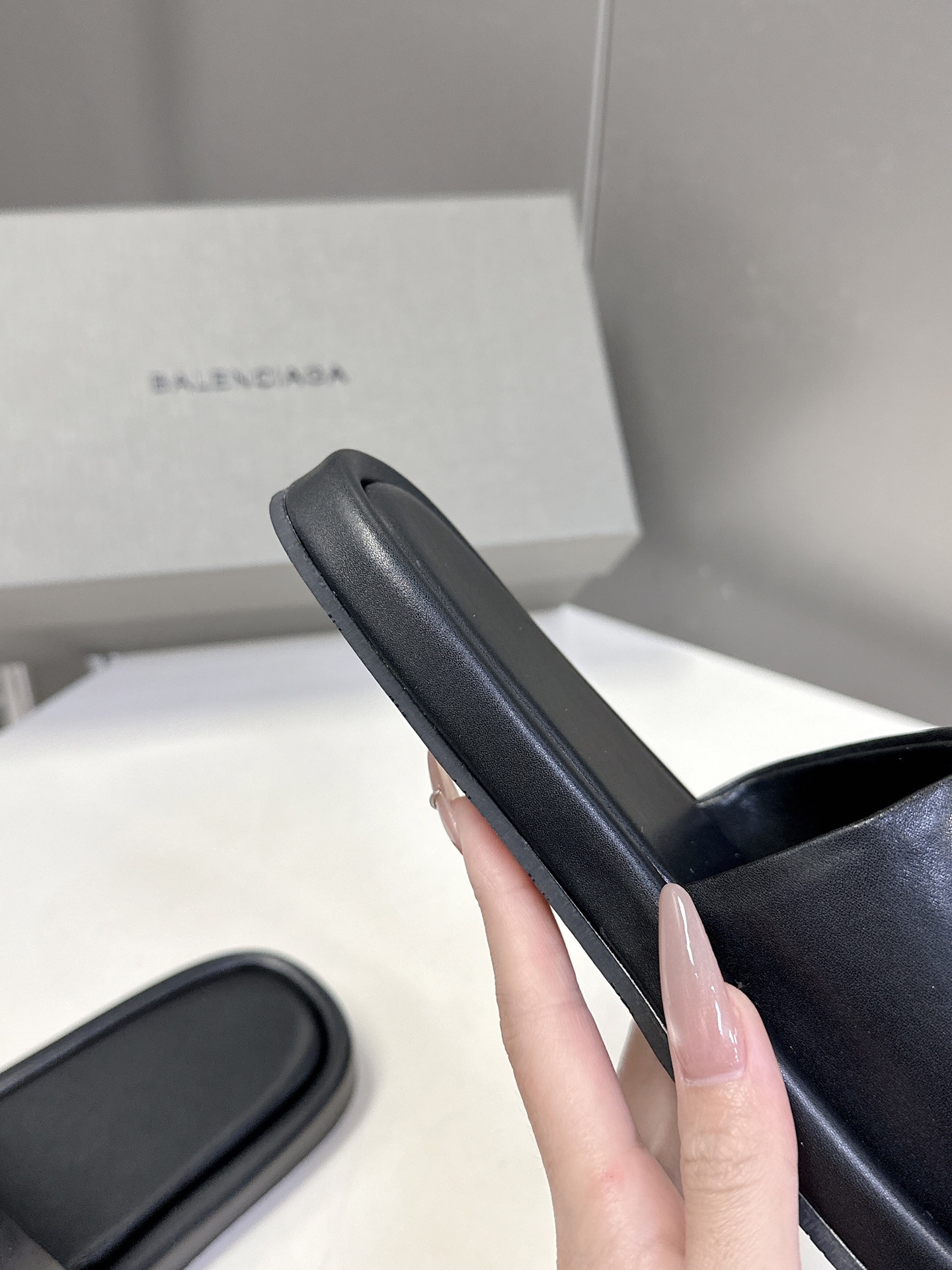  Balenciaga巴黎世家 新款情侣拖鞋 顶级版本🔝超火巴黎世家拖鞋 时装博主与欧美明星大爱款  时
