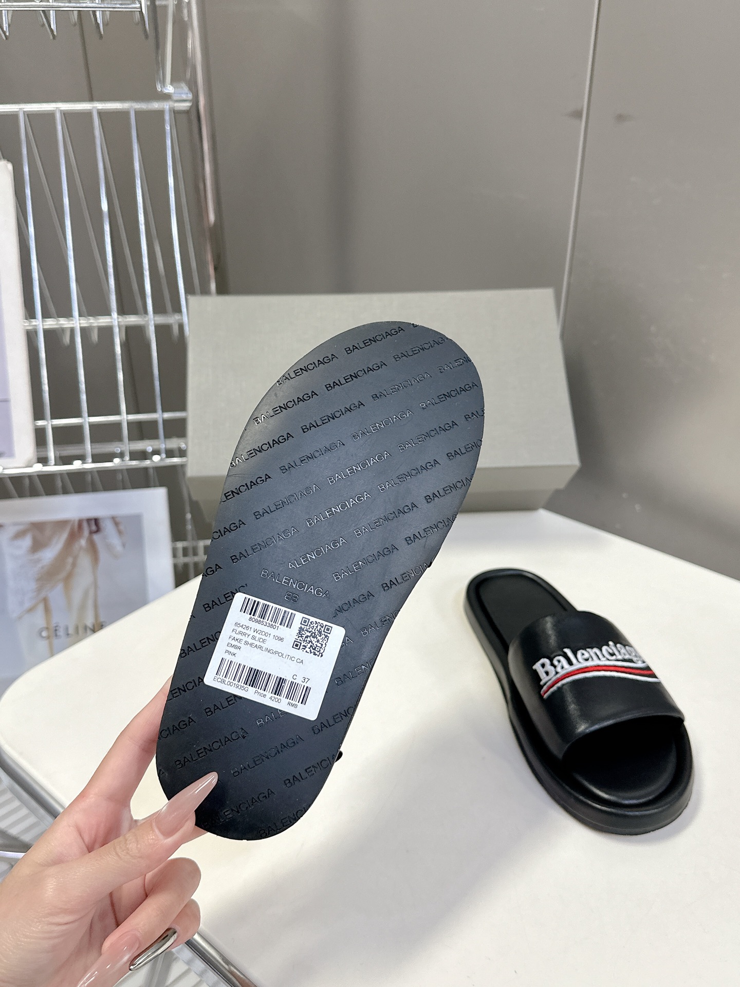  Balenciaga巴黎世家 新款情侣拖鞋 顶级版本🔝超火巴黎世家拖鞋 时装博主与欧美明星大爱款  时