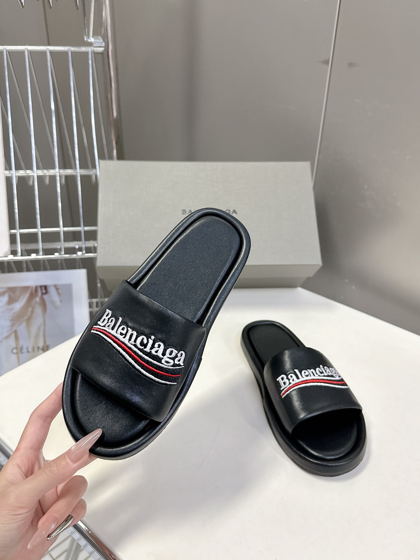  Balenciaga巴黎世家 新款情侣拖鞋 顶级版本🔝超火巴黎世家拖鞋 时装博主与欧美明星大爱款  时