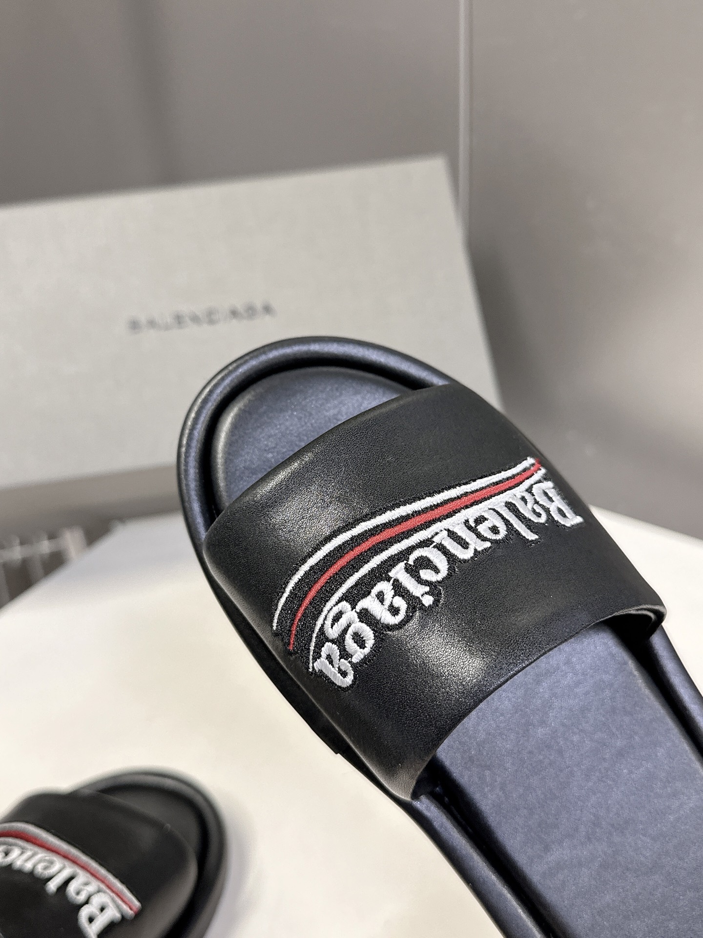  Balenciaga巴黎世家 新款情侣拖鞋 顶级版本🔝超火巴黎世家拖鞋 时装博主与欧美明星大爱款  时