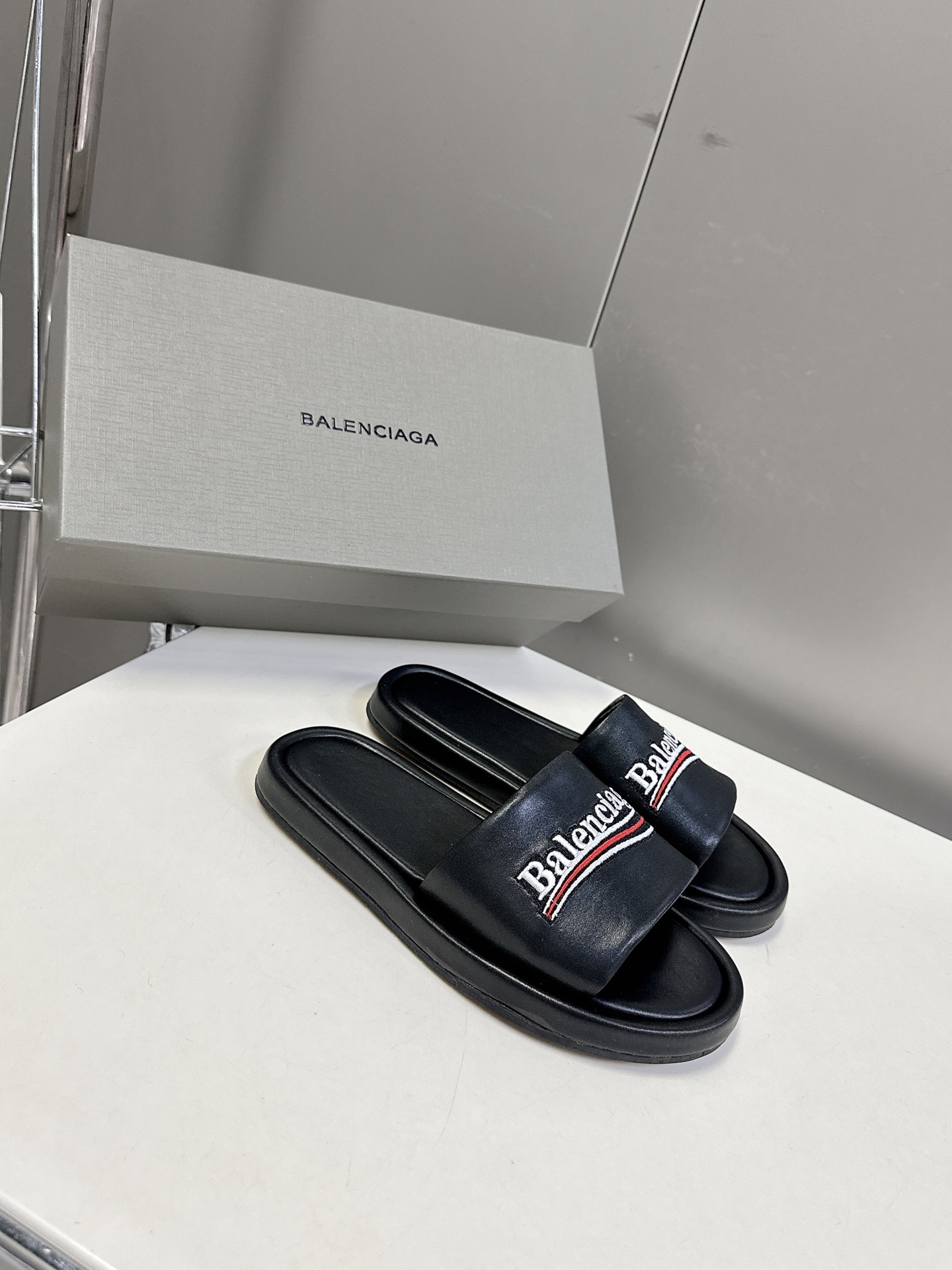  Balenciaga巴黎世家 新款情侣拖鞋 顶级版本🔝超火巴黎世家拖鞋 时装博主与欧美明星大爱款  时