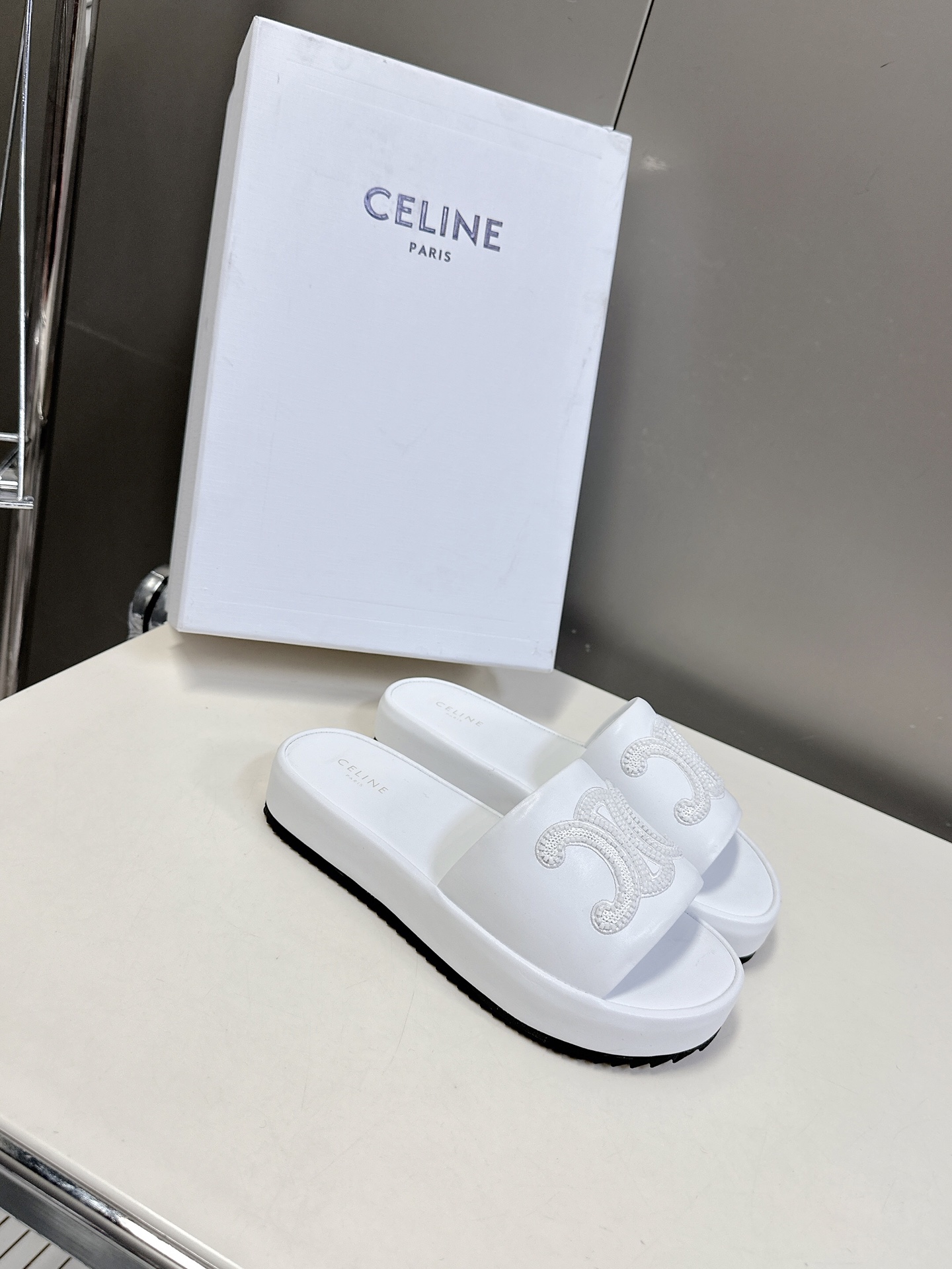  CELINE思琳春夏最新款凯旋门拖鞋             超多网红时尚博主种草 夏天必备 超级无敌