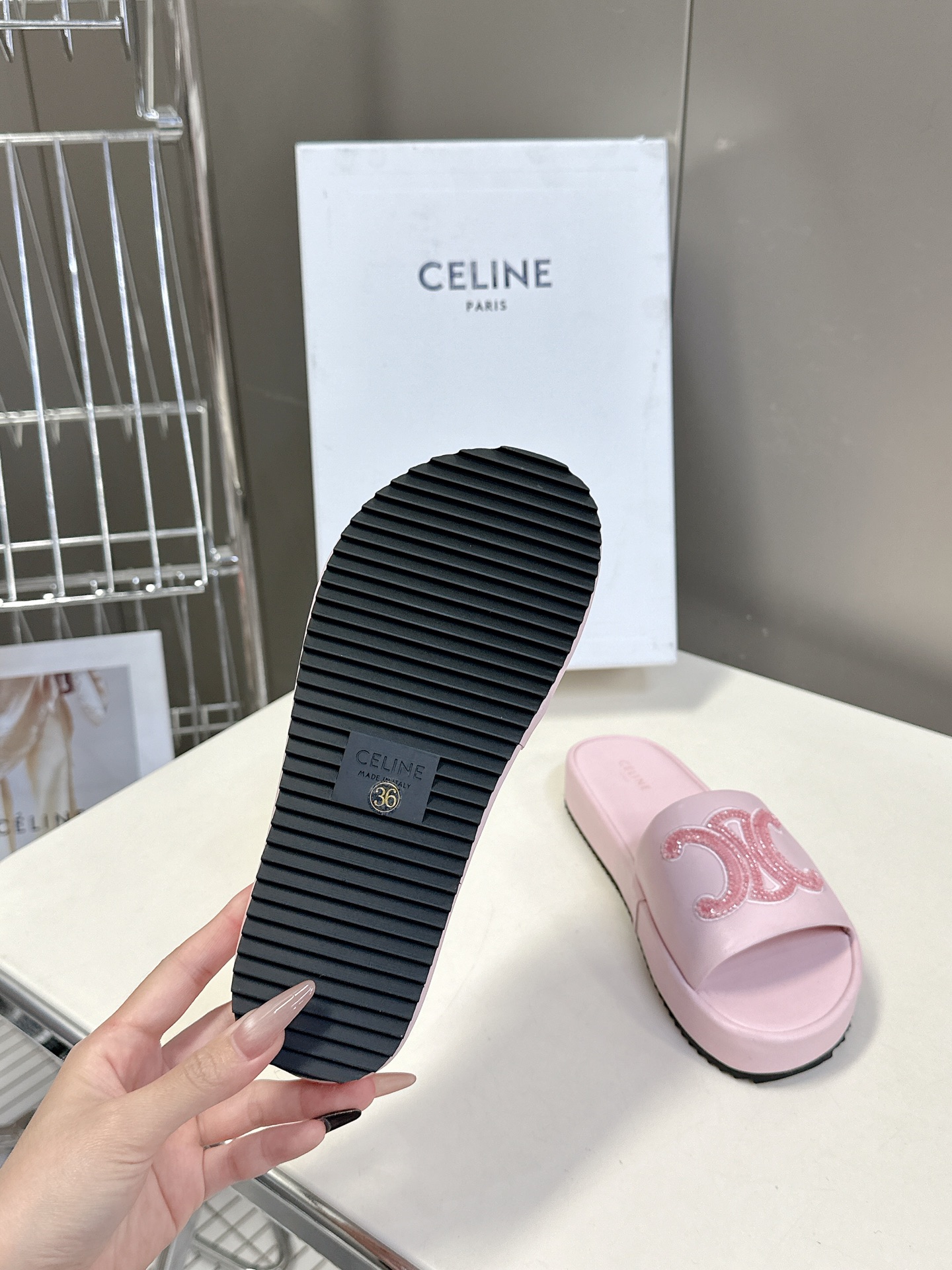  CELINE思琳春夏最新款凯旋门拖鞋             超多网红时尚博主种草 夏天必备 超级无敌