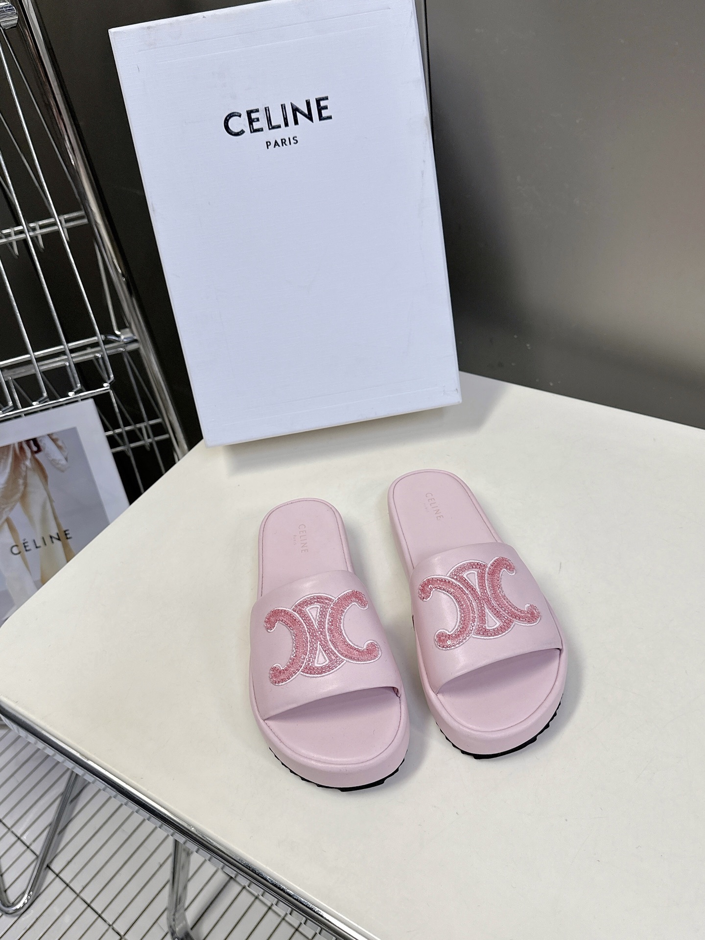  CELINE思琳春夏最新款凯旋门拖鞋             超多网红时尚博主种草 夏天必备 超级无敌
