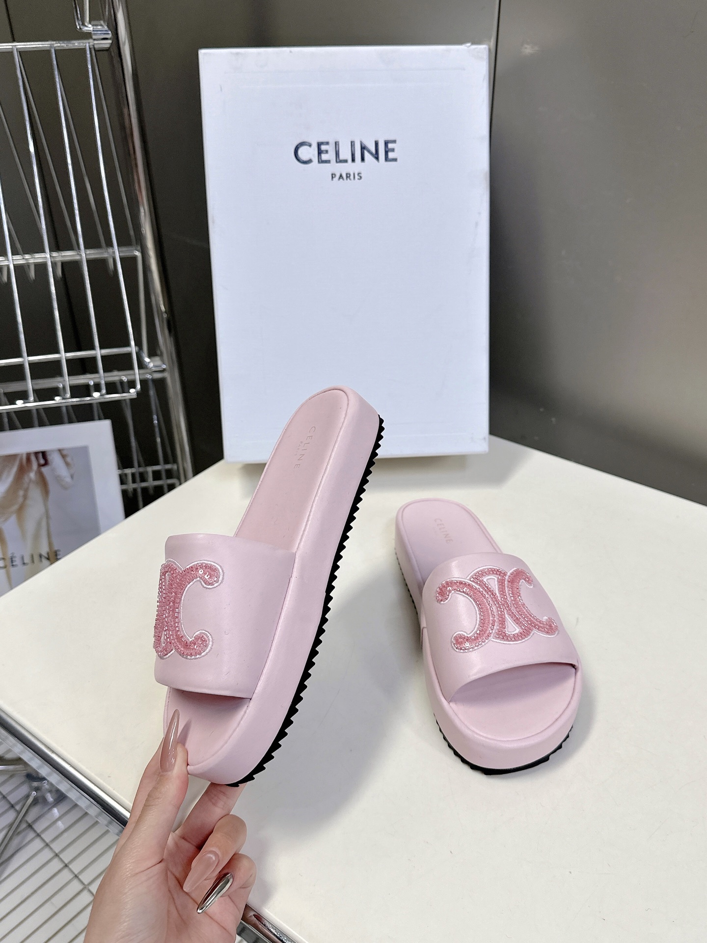  CELINE思琳春夏最新款凯旋门拖鞋             超多网红时尚博主种草 夏天必备 超级无敌