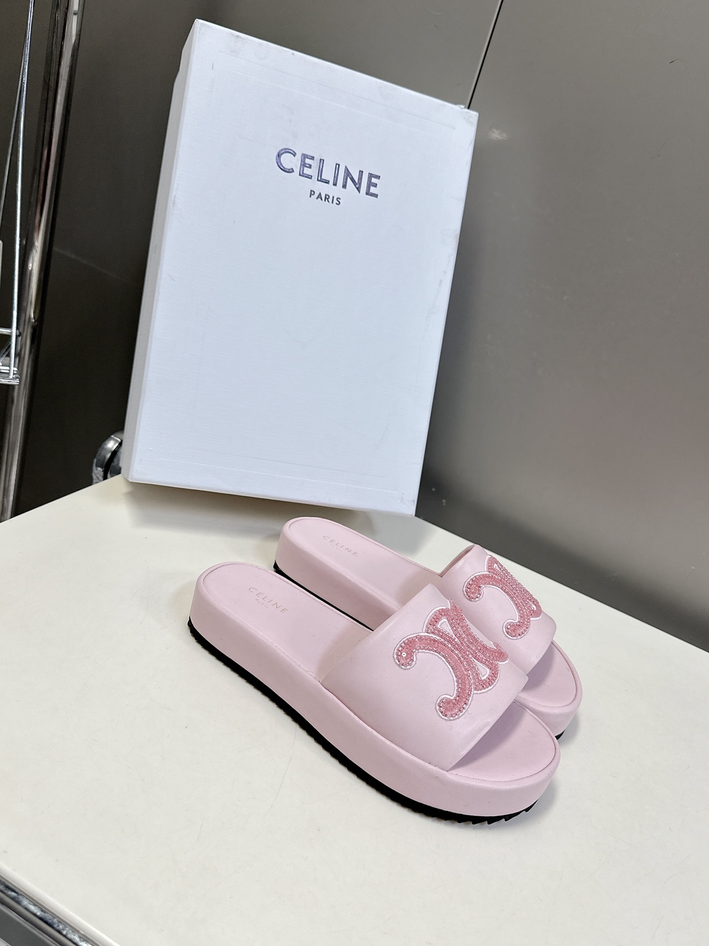  CELINE思琳春夏最新款凯旋门拖鞋             超多网红时尚博主种草 夏天必备 超级无敌