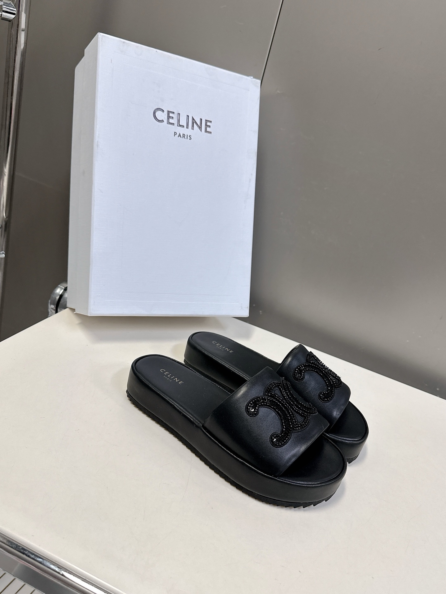  CELINE思琳春夏最新款凯旋门拖鞋             超多网红时尚博主种草 夏天必备 超级无敌