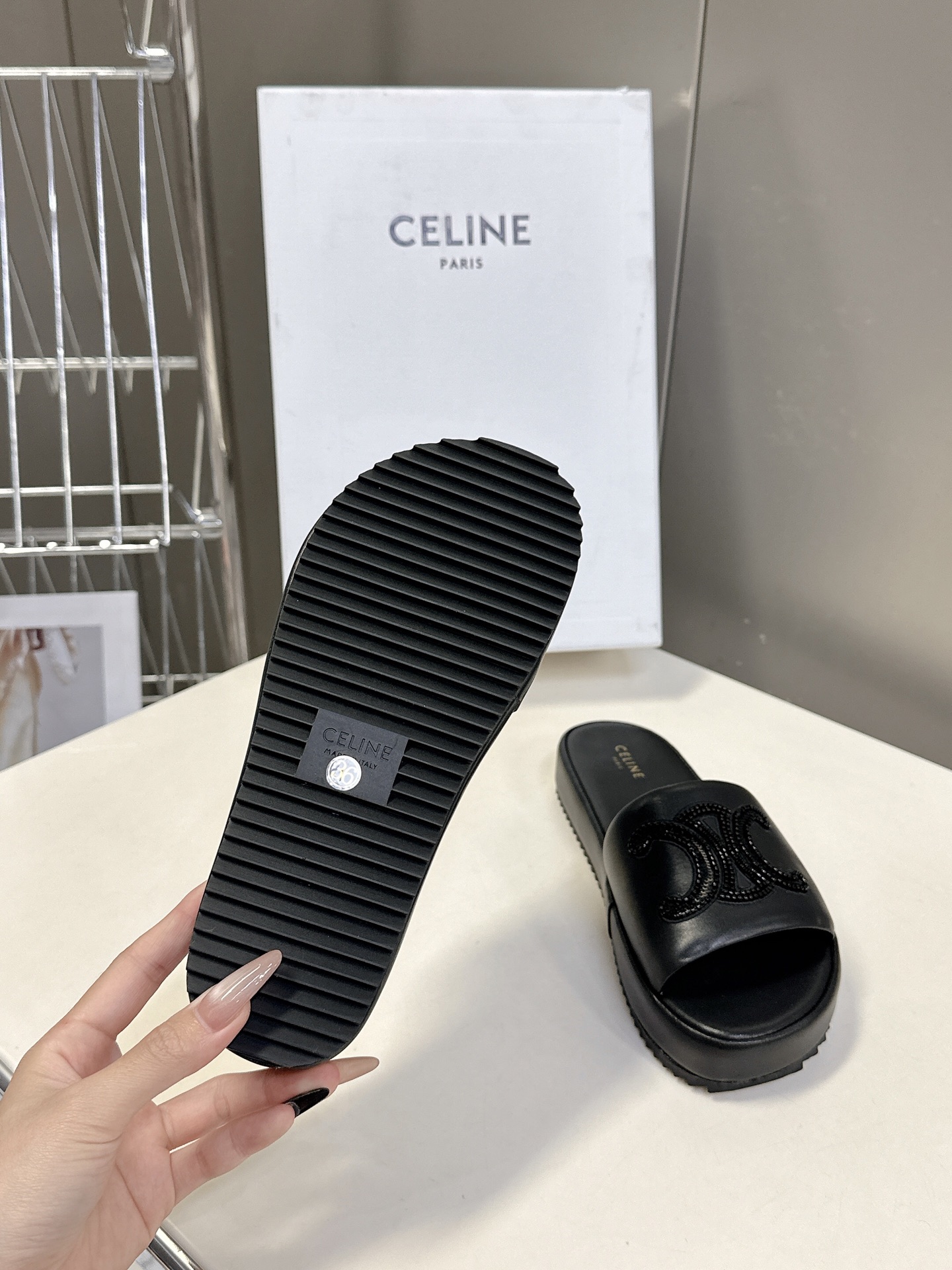  CELINE思琳春夏最新款凯旋门拖鞋             超多网红时尚博主种草 夏天必备 超级无敌