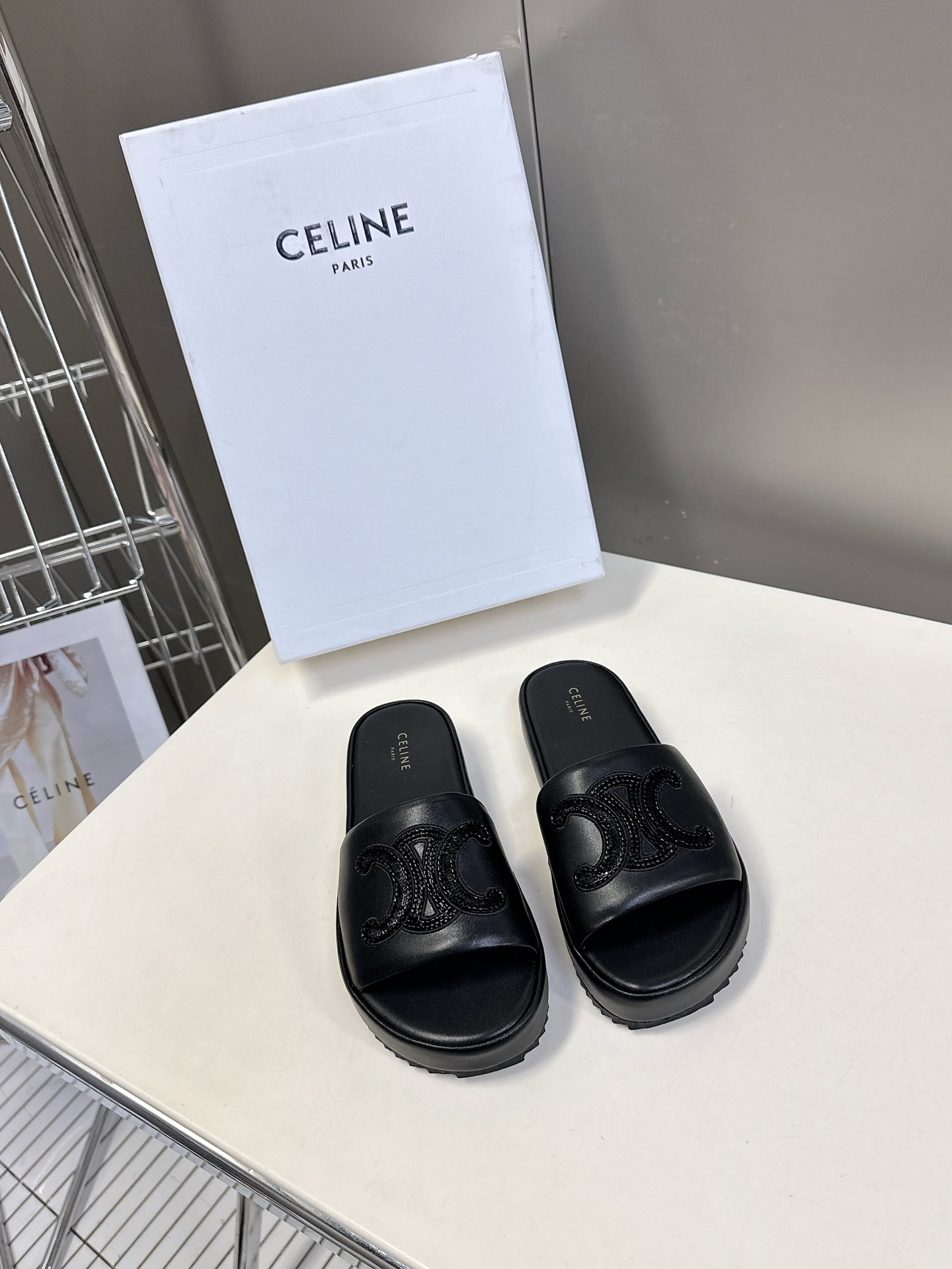  CELINE思琳春夏最新款凯旋门拖鞋             超多网红时尚博主种草 夏天必备 超级无敌