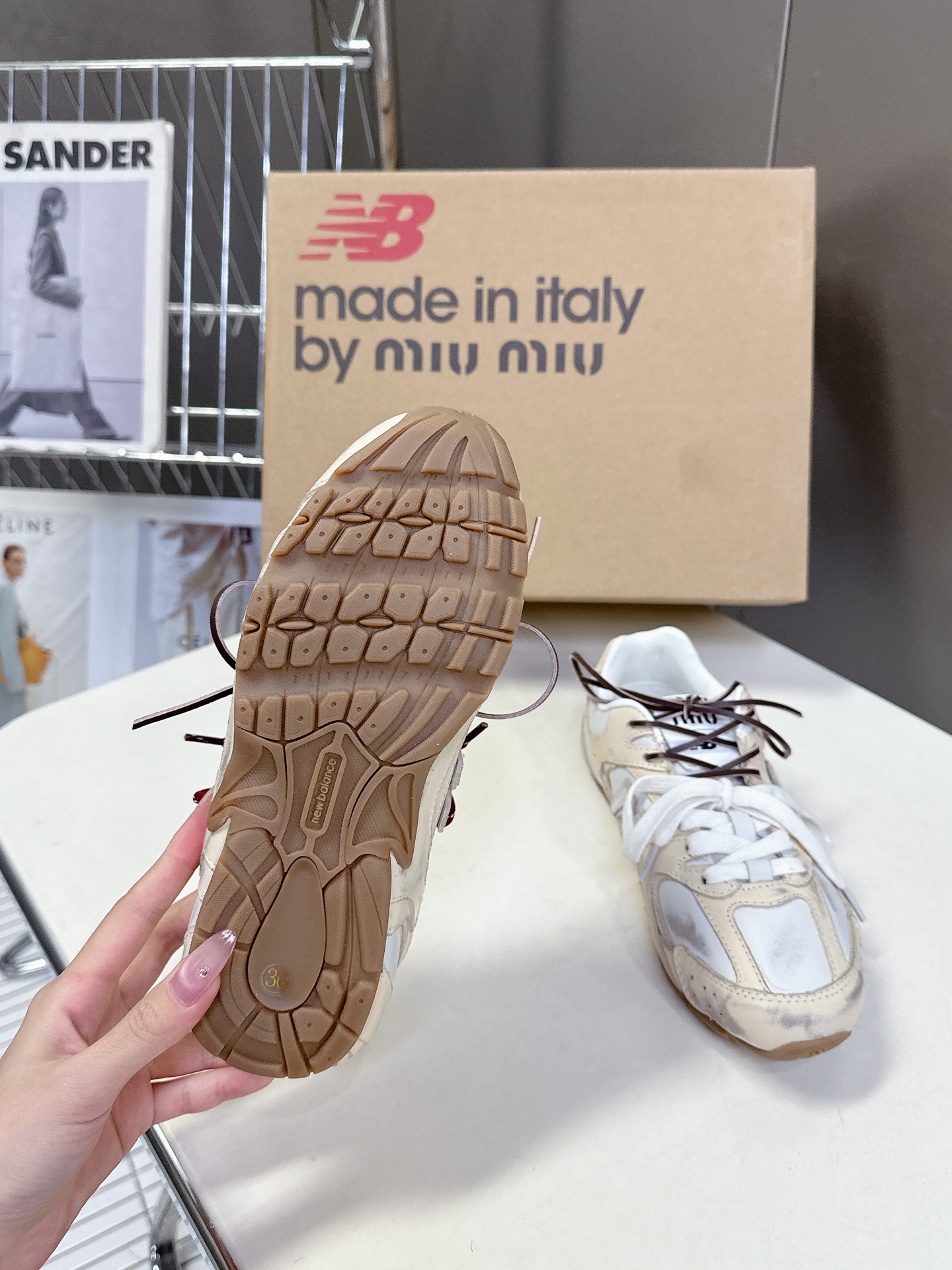  Miu Miu✖️New Balance 联名系列运动鞋、各大品牌都热衷于跨界联名、缪缪这次联名诚意满