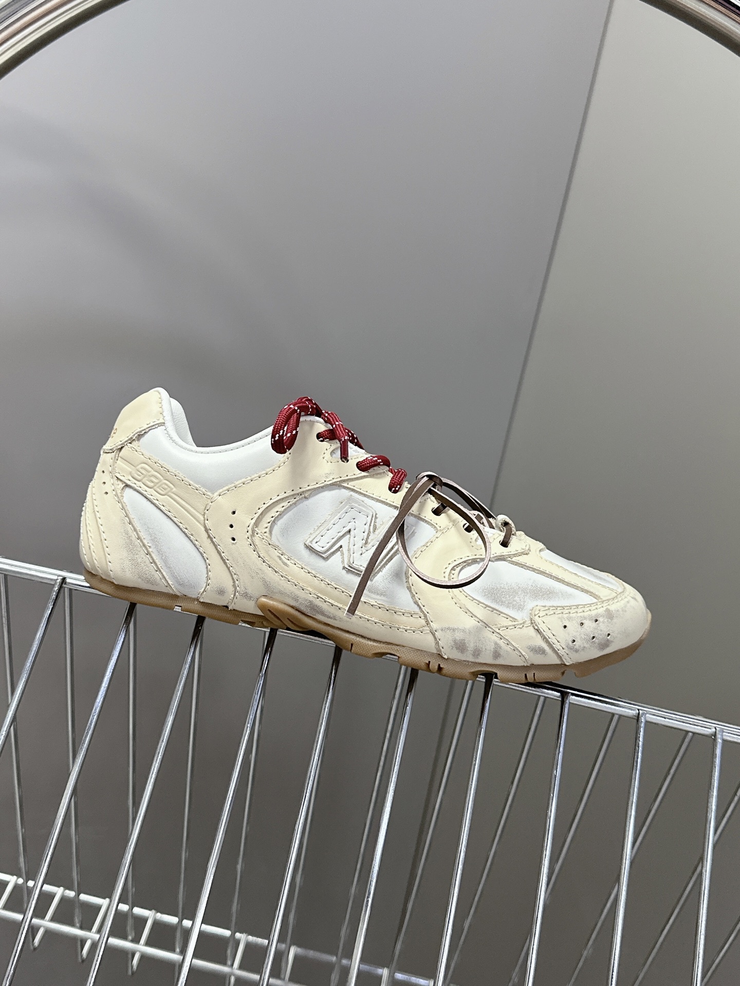  Miu Miu✖️New Balance 联名系列运动鞋、各大品牌都热衷于跨界联名、缪缪这次联名诚意满