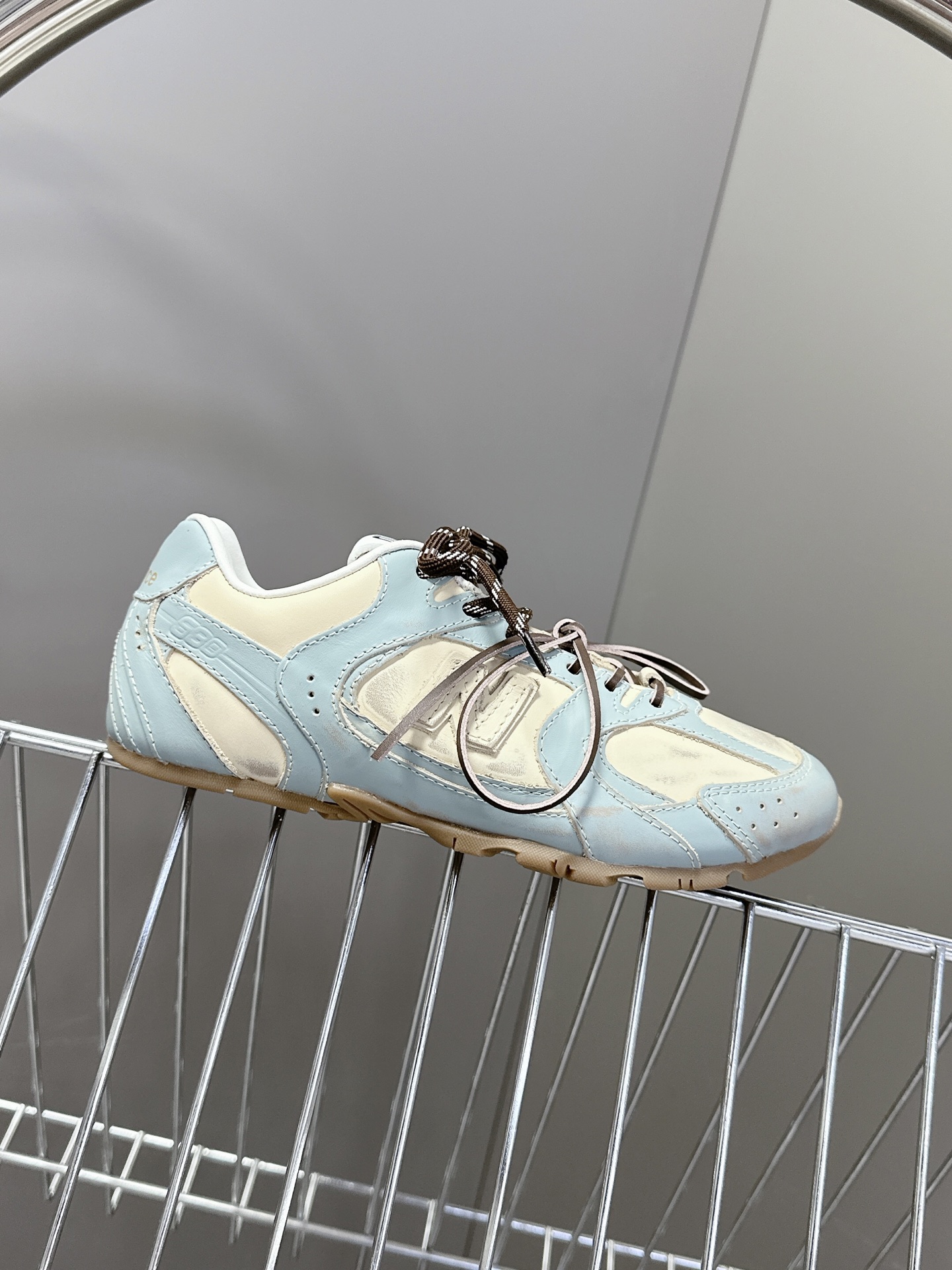  Miu Miu✖️New Balance 联名系列运动鞋、各大品牌都热衷于跨界联名、缪缪这次联名诚意满