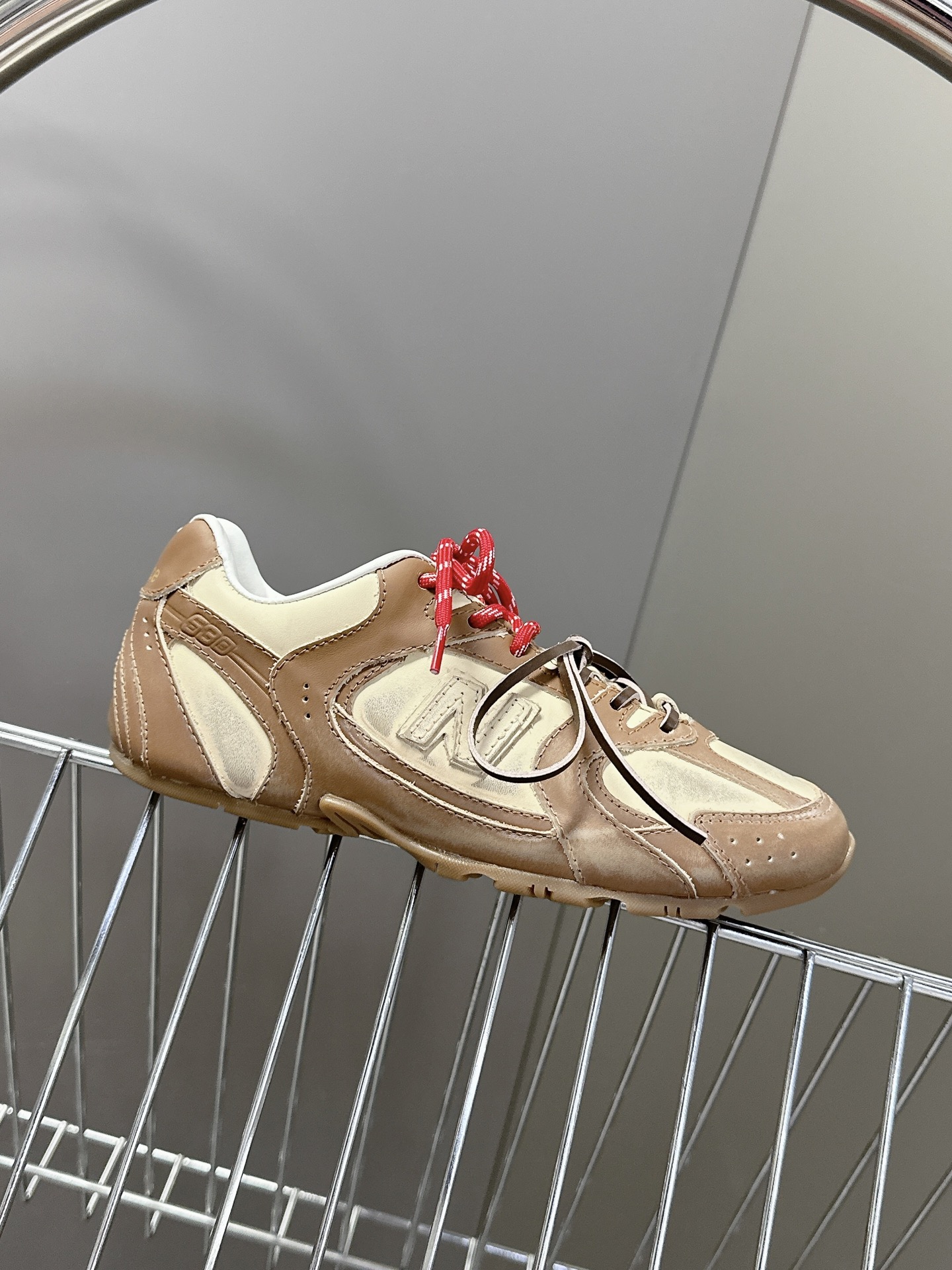  Miu Miu✖️New Balance 联名系列运动鞋、各大品牌都热衷于跨界联名、缪缪这次联名诚意满