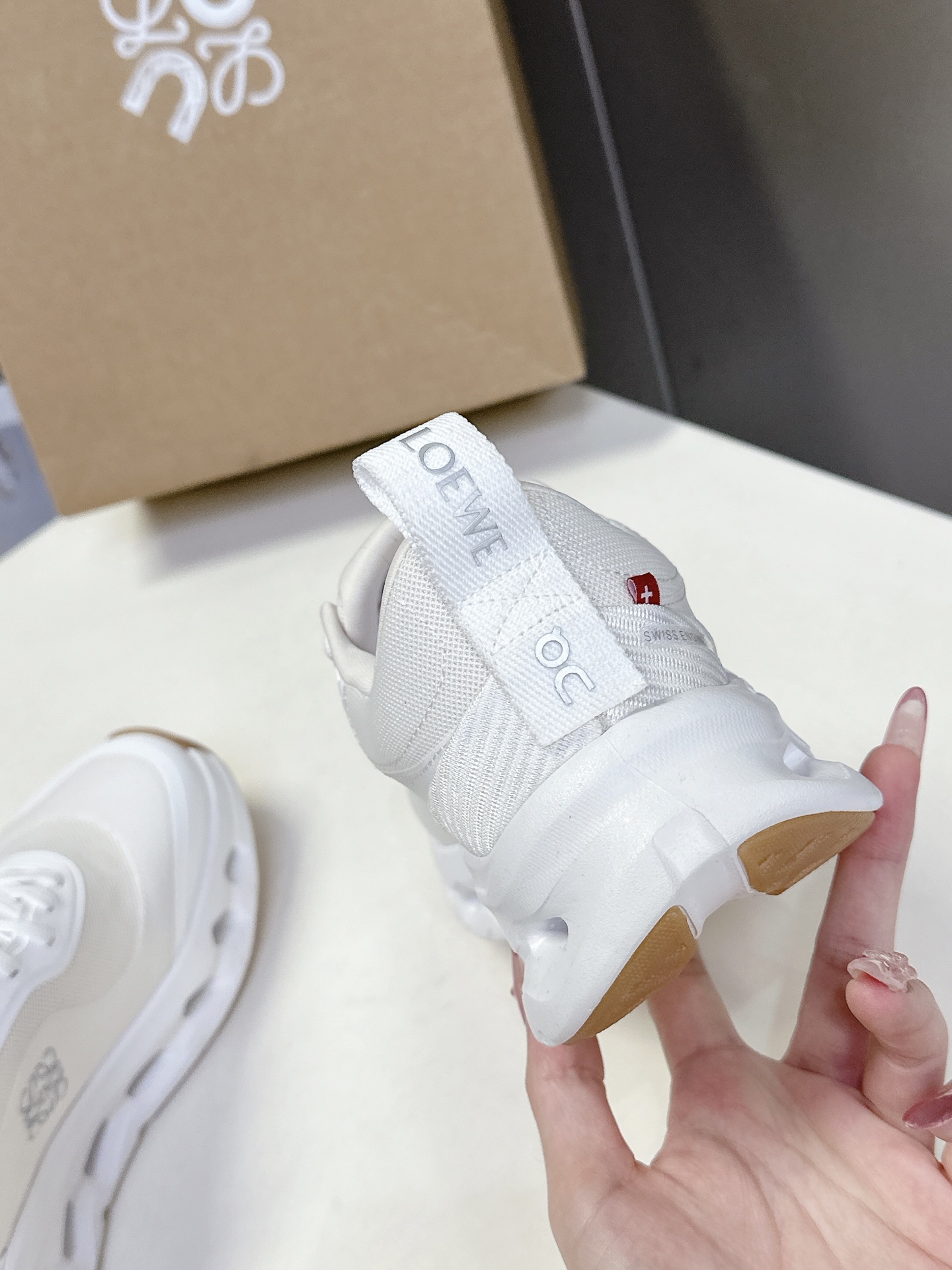  Loewe罗意威 x on cioudtilt2.0跑鞋‼️情侣款
       罗意威 xon 昂跑