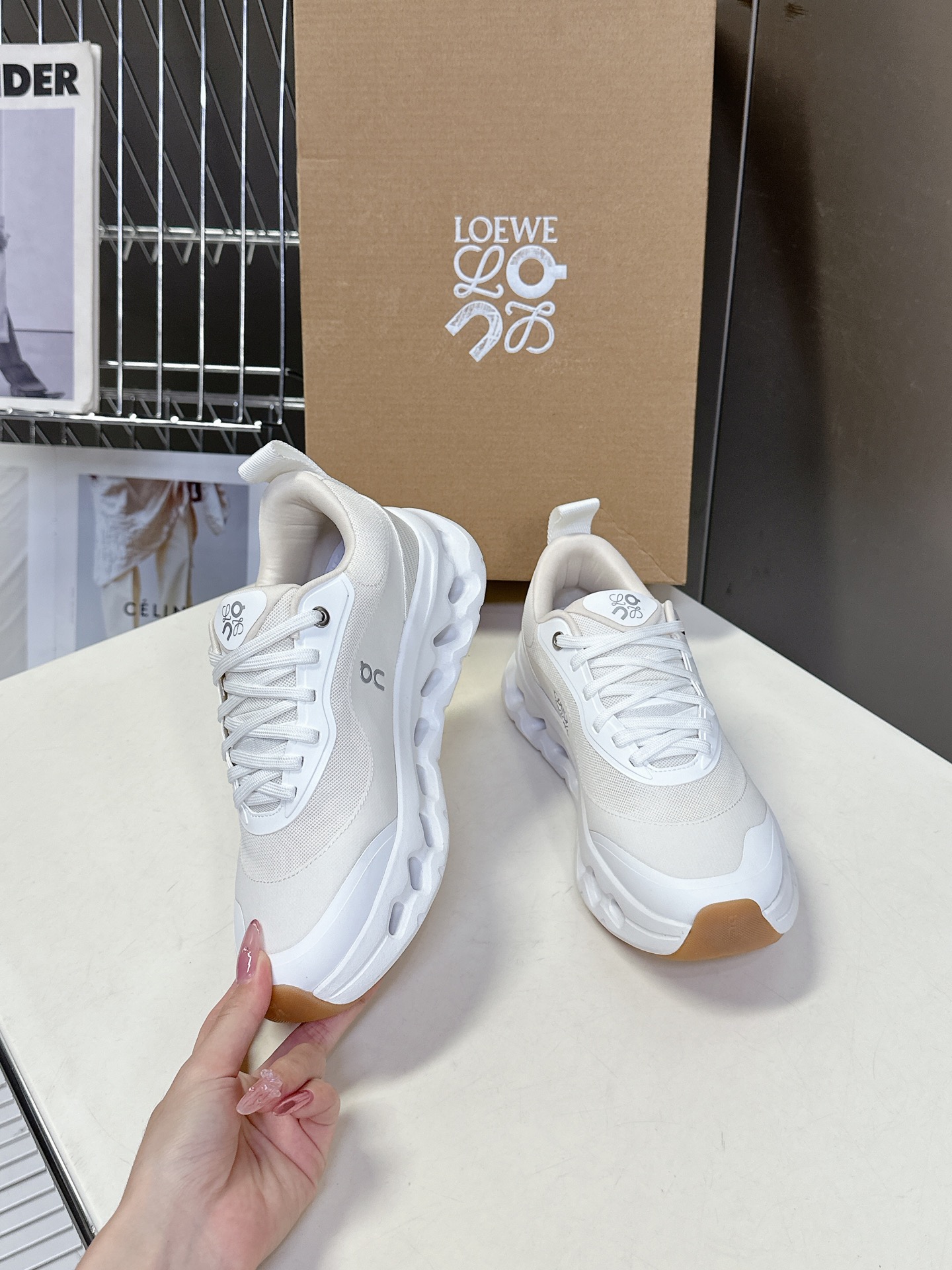  Loewe罗意威 x on cioudtilt2.0跑鞋‼️情侣款
       罗意威 xon 昂跑