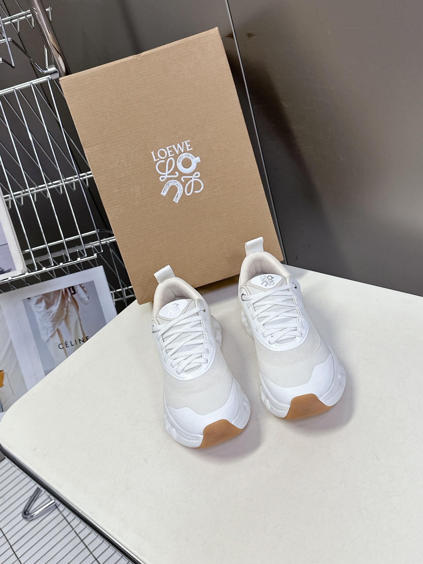  Loewe罗意威 x on cioudtilt2.0跑鞋‼️情侣款
       罗意威 xon 昂跑