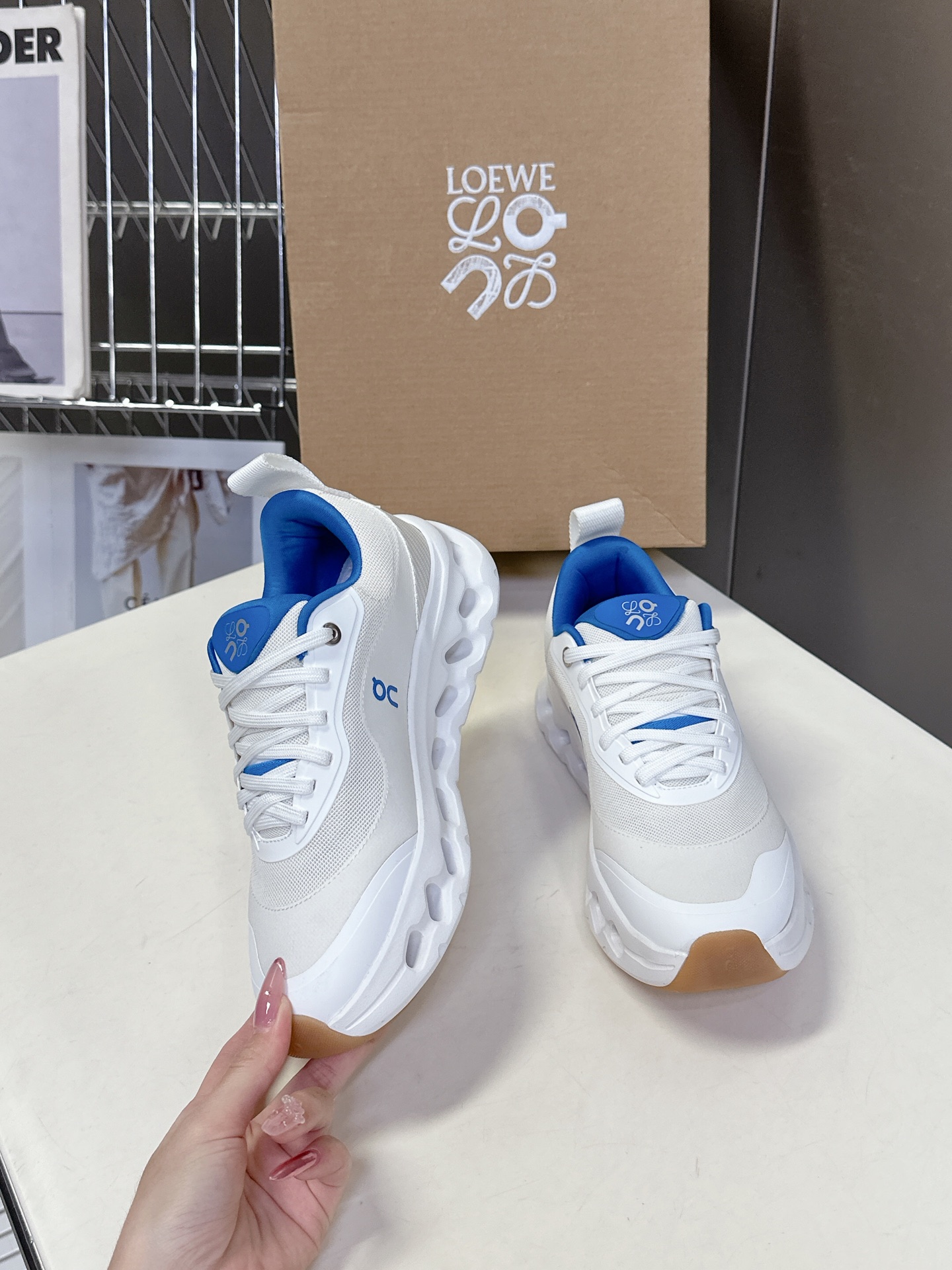  Loewe罗意威 x on cioudtilt2.0跑鞋‼️情侣款
       罗意威 xon 昂跑