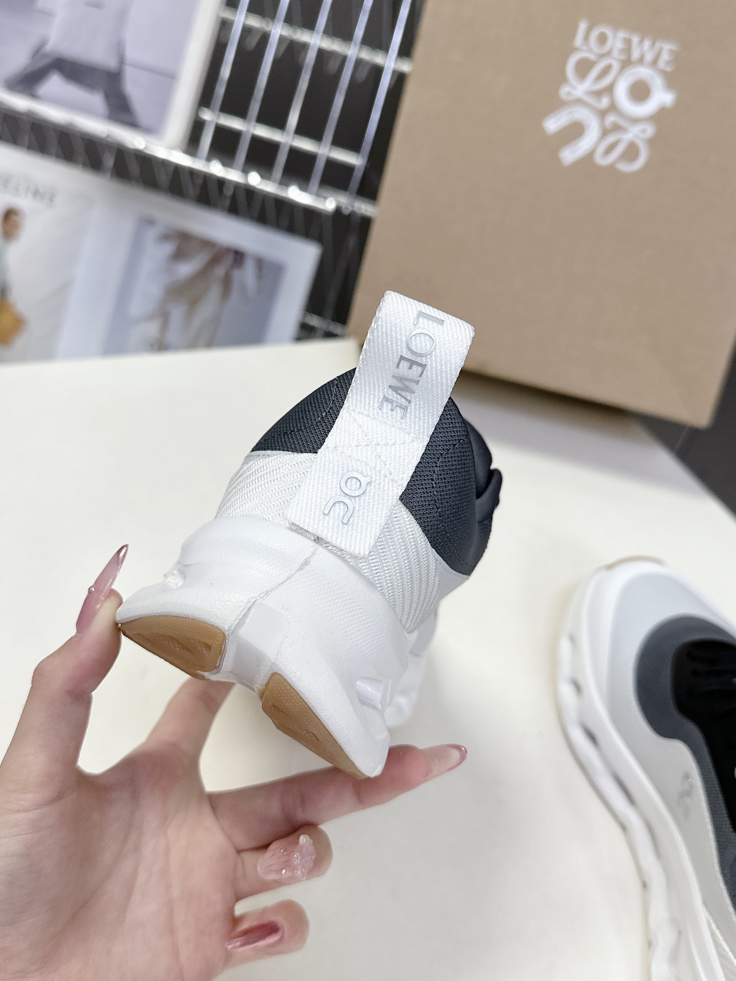  Loewe罗意威 x on cioudtilt2.0跑鞋‼️情侣款
       罗意威 xon 昂跑