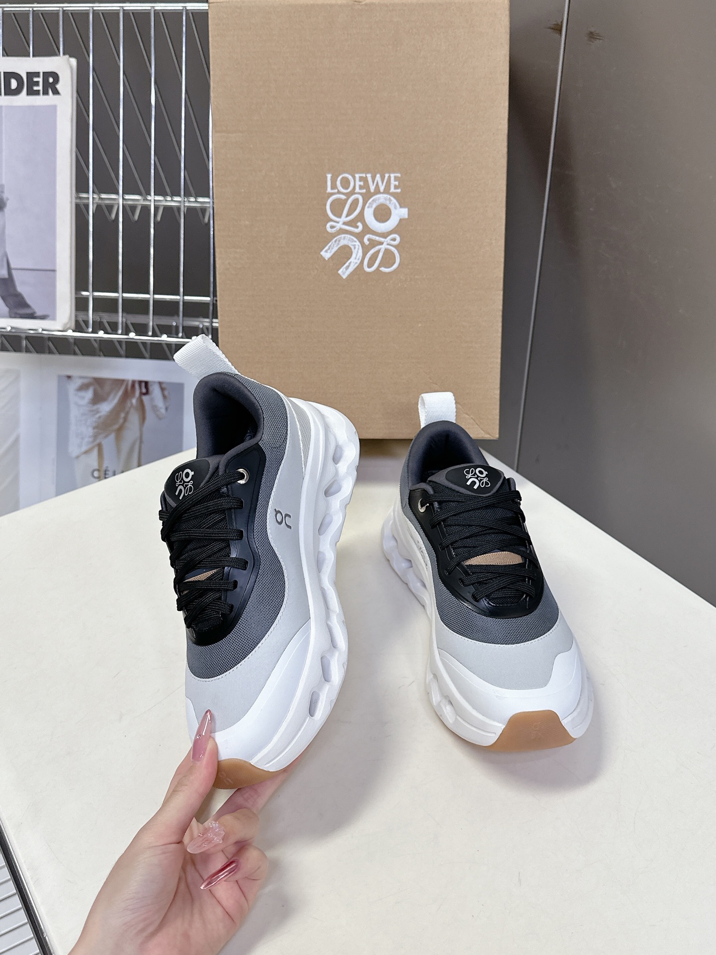  Loewe罗意威 x on cioudtilt2.0跑鞋‼️情侣款
       罗意威 xon 昂跑