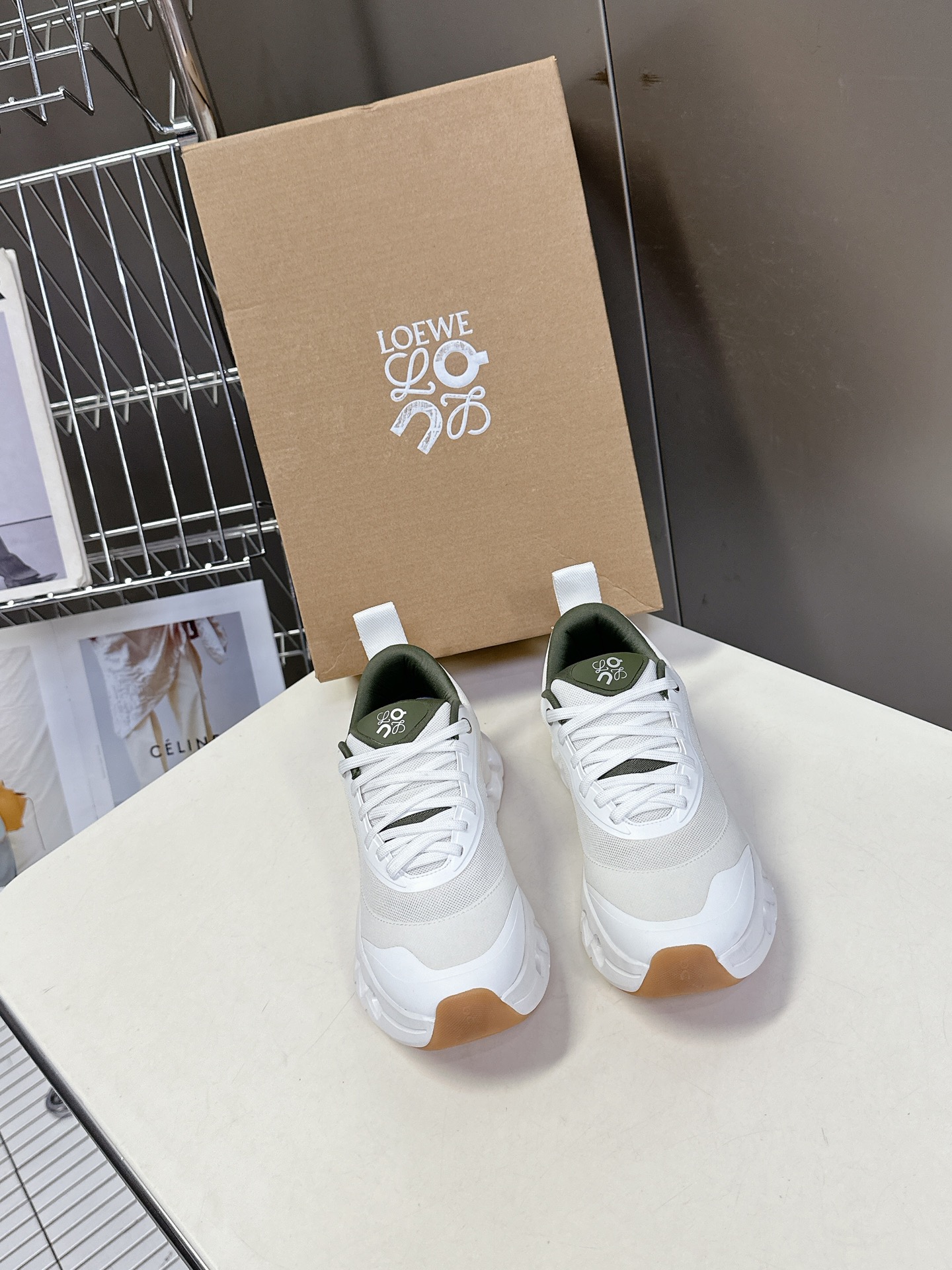  Loewe罗意威 x on cioudtilt2.0跑鞋‼️情侣款
       罗意威 xon 昂跑