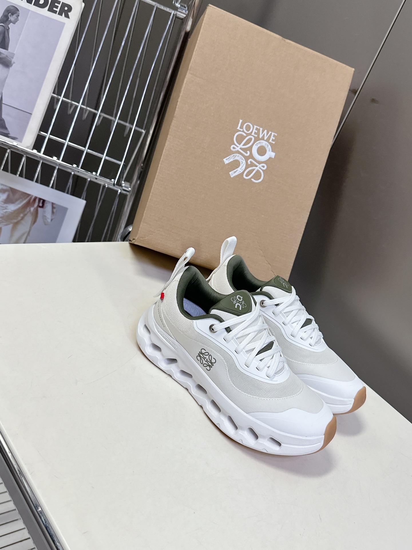  Loewe罗意威 x on cioudtilt2.0跑鞋‼️情侣款
       罗意威 xon 昂跑
