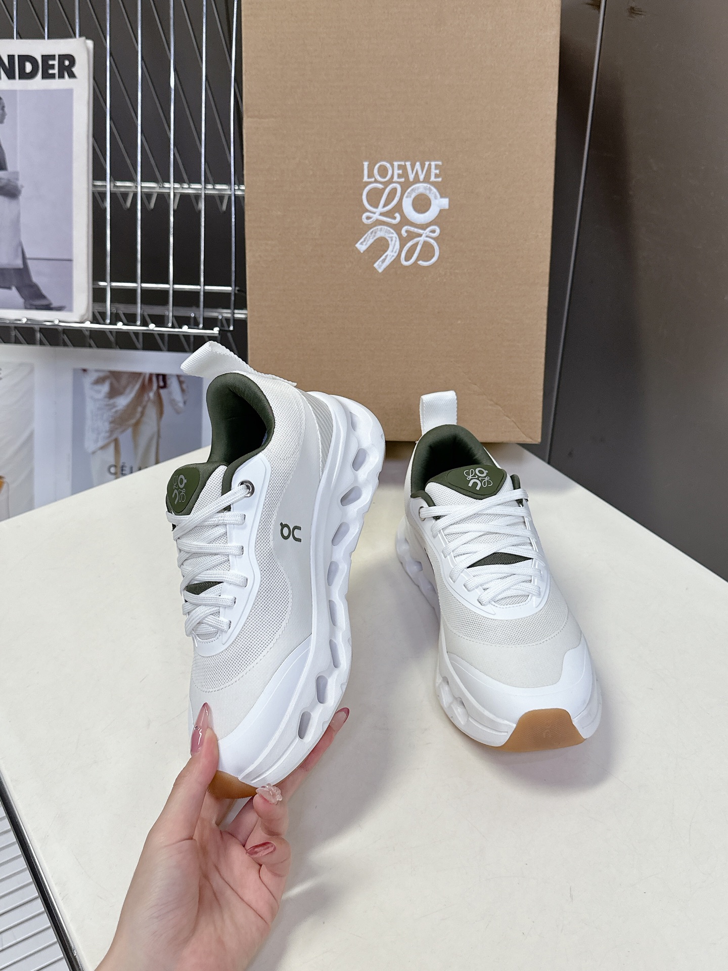  Loewe罗意威 x on cioudtilt2.0跑鞋‼️情侣款
       罗意威 xon 昂跑
