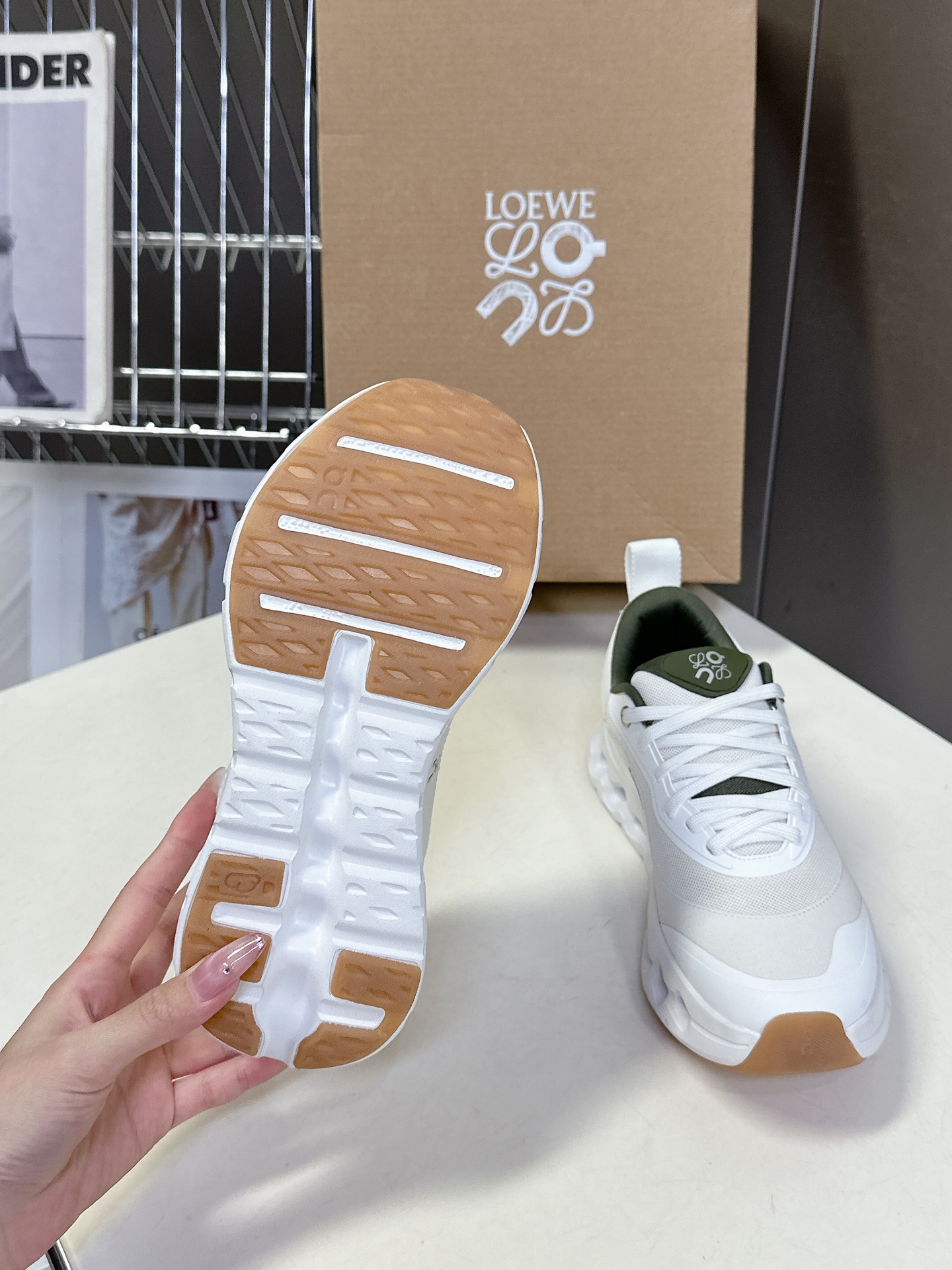  Loewe罗意威 x on cioudtilt2.0跑鞋‼️情侣款
       罗意威 xon 昂跑