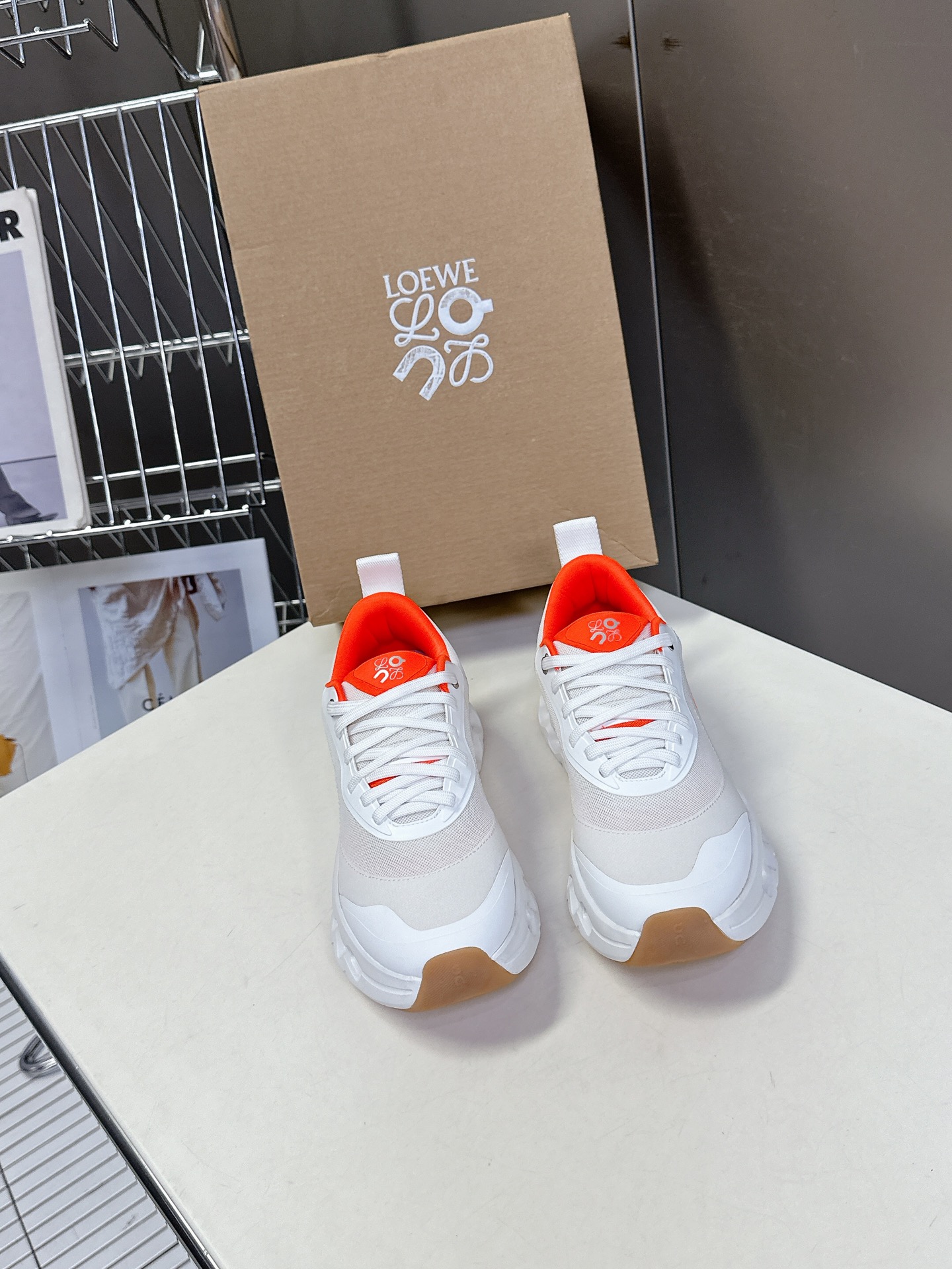  Loewe罗意威 x on cioudtilt2.0跑鞋‼️情侣款
       罗意威 xon 昂跑