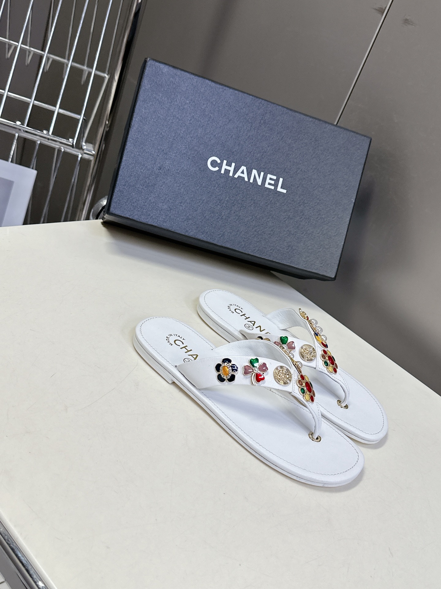  CHANEL香奈儿走秀款拖鞋 完全原版一比一复刻打造 版型超级正 最新时尚的设计 火遍全网的单鞋，上脚