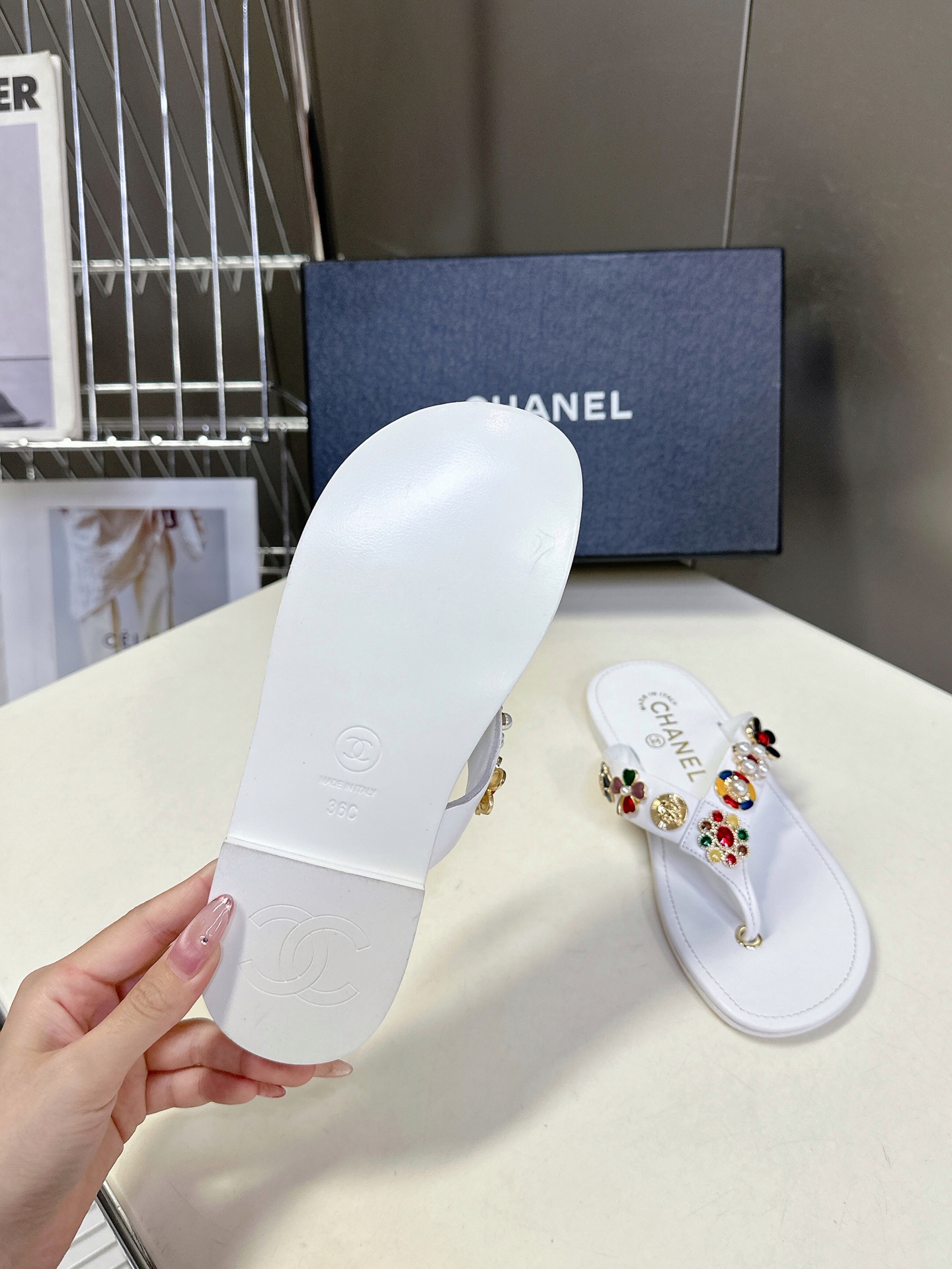  CHANEL香奈儿走秀款拖鞋 完全原版一比一复刻打造 版型超级正 最新时尚的设计 火遍全网的单鞋，上脚
