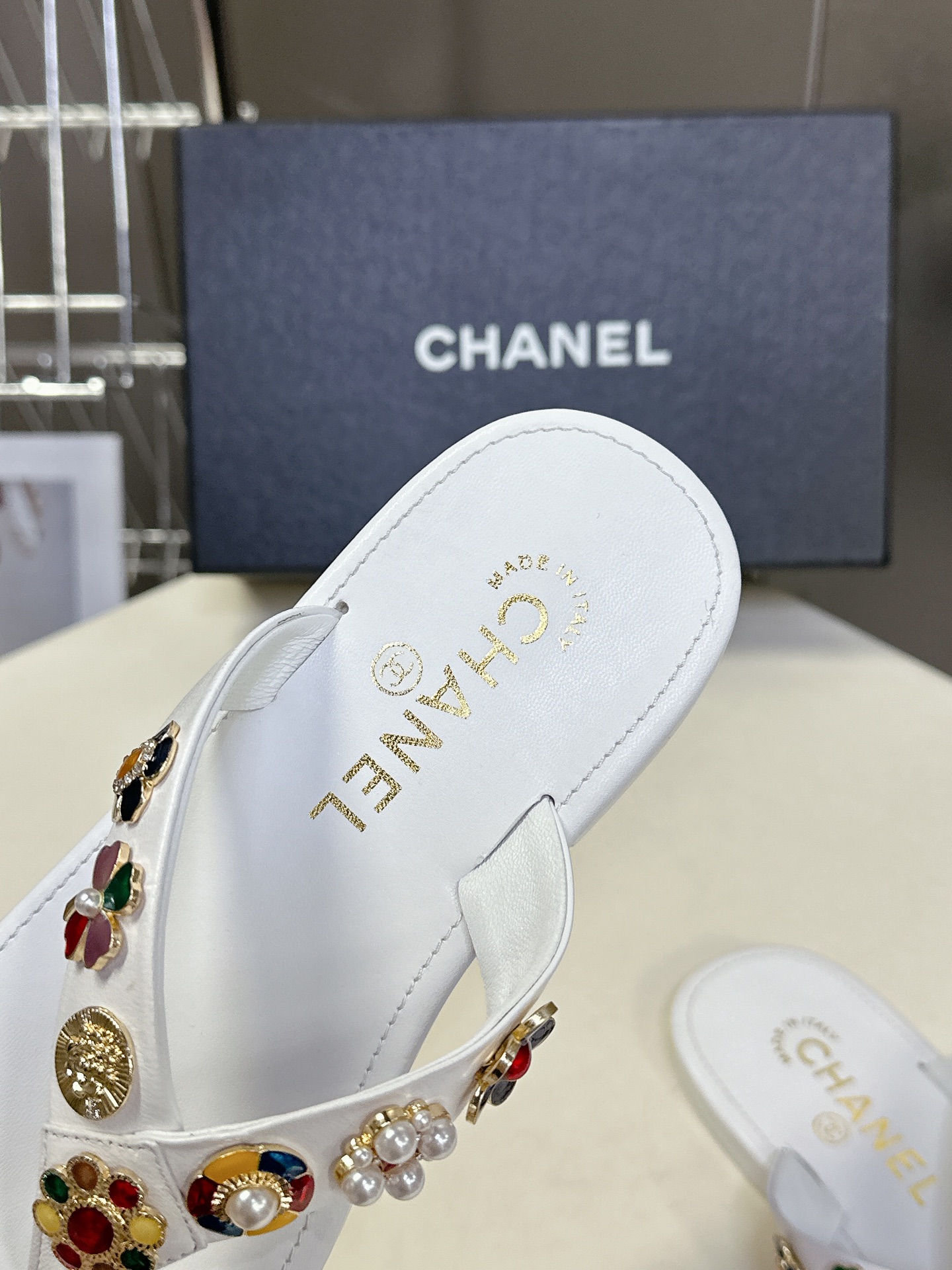  CHANEL香奈儿走秀款拖鞋 完全原版一比一复刻打造 版型超级正 最新时尚的设计 火遍全网的单鞋，上脚