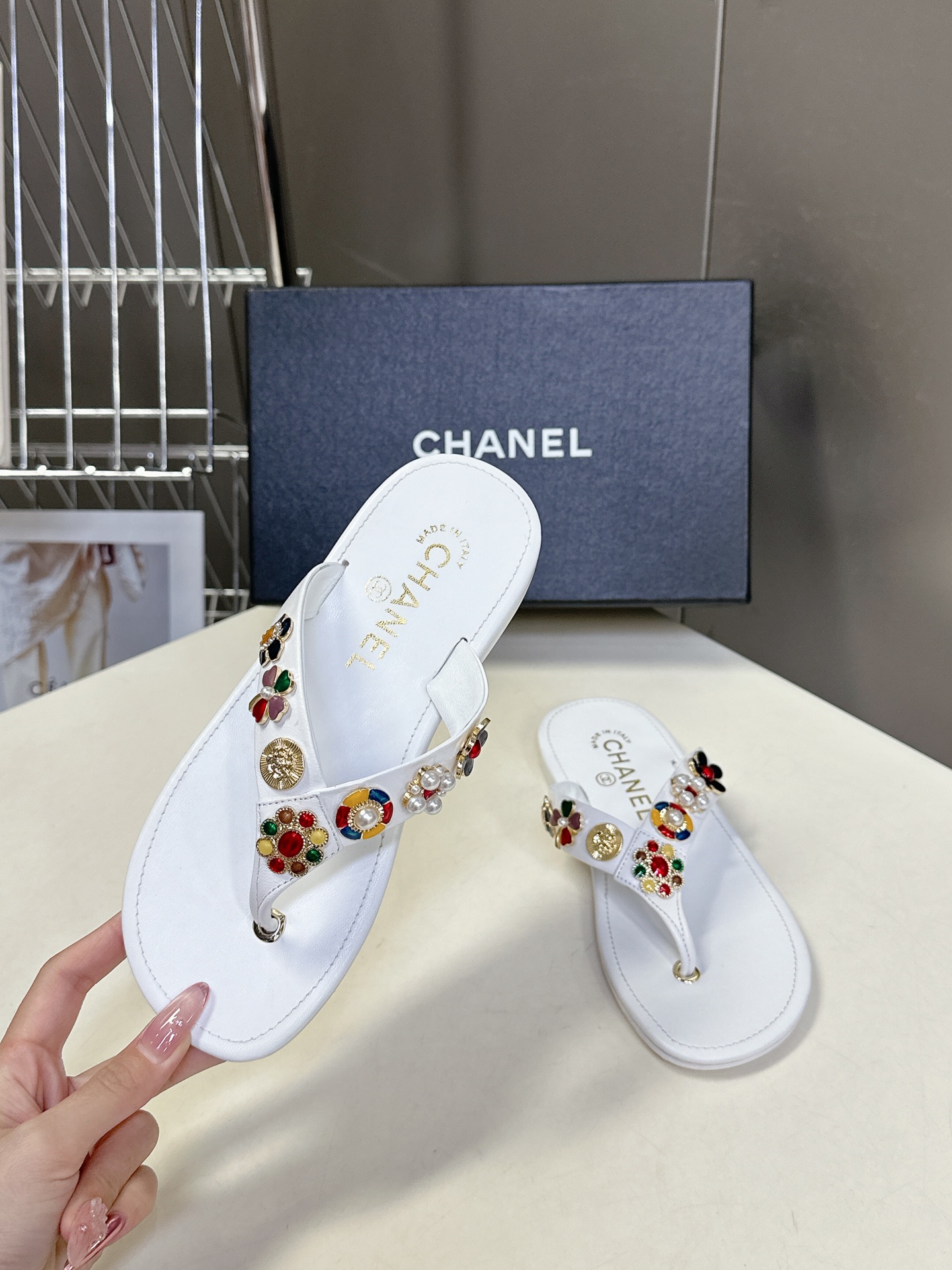  CHANEL香奈儿走秀款拖鞋 完全原版一比一复刻打造 版型超级正 最新时尚的设计 火遍全网的单鞋，上脚