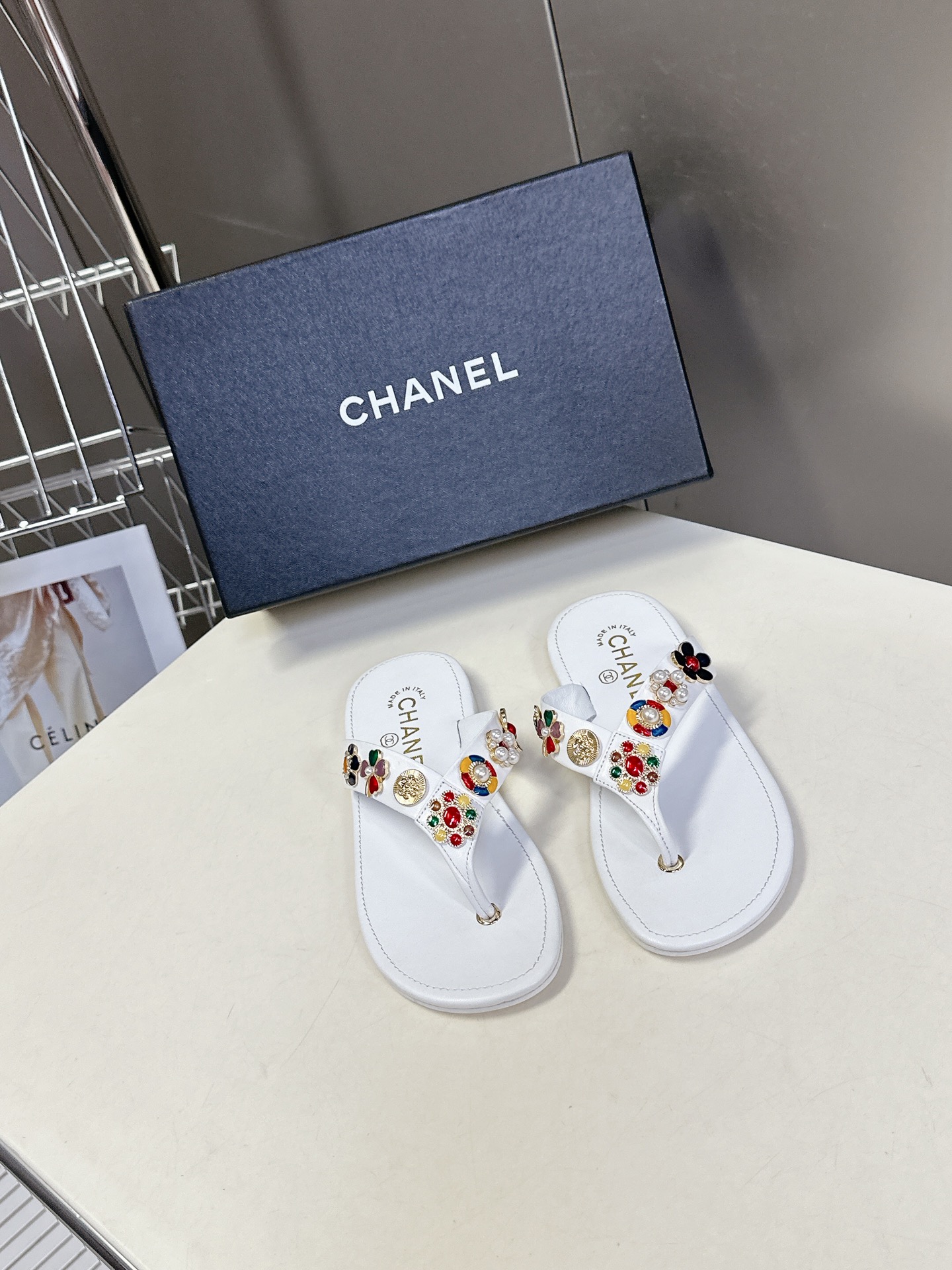  CHANEL香奈儿走秀款拖鞋 完全原版一比一复刻打造 版型超级正 最新时尚的设计 火遍全网的单鞋，上脚