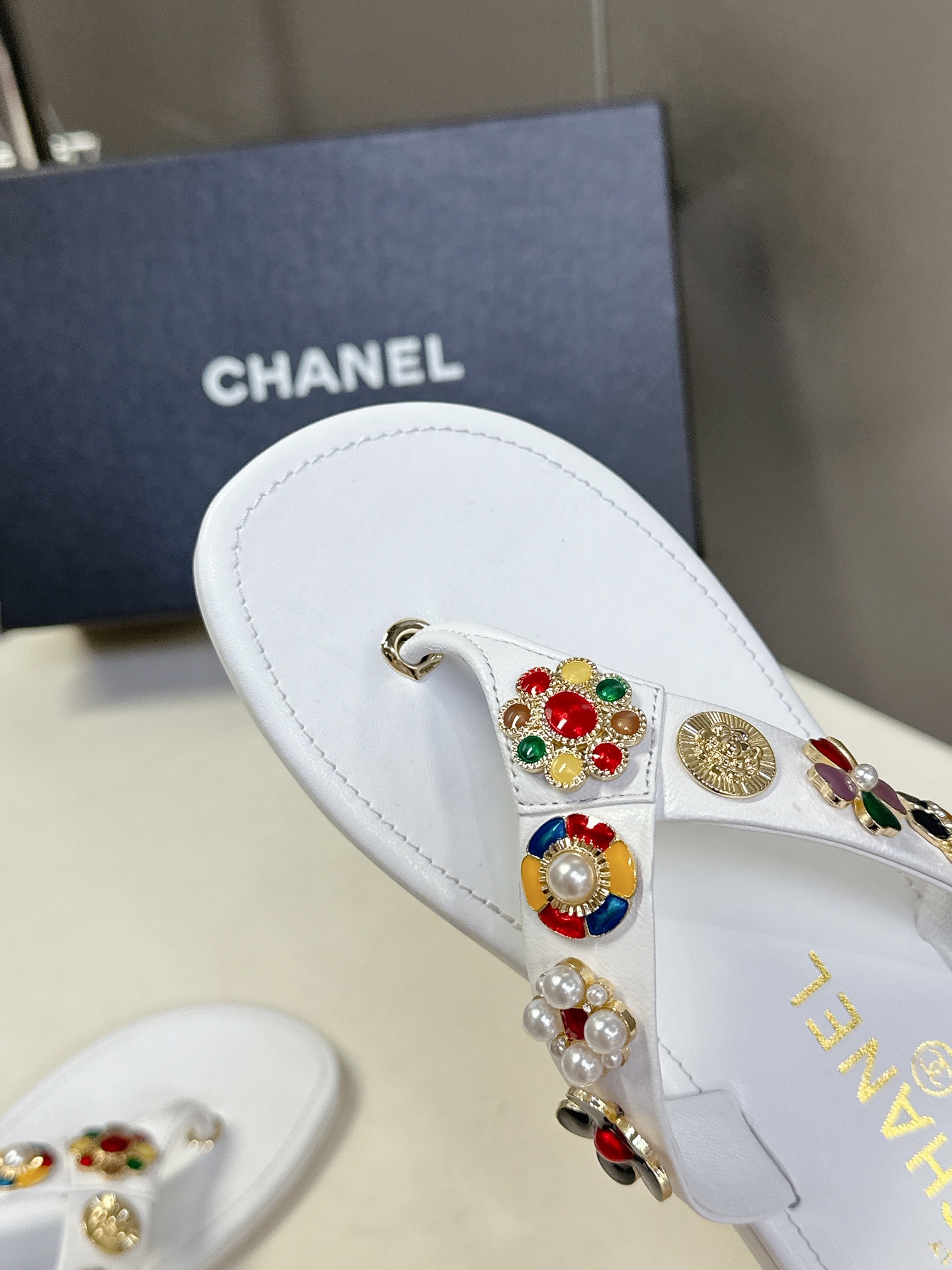  CHANEL香奈儿走秀款拖鞋 完全原版一比一复刻打造 版型超级正 最新时尚的设计 火遍全网的单鞋，上脚