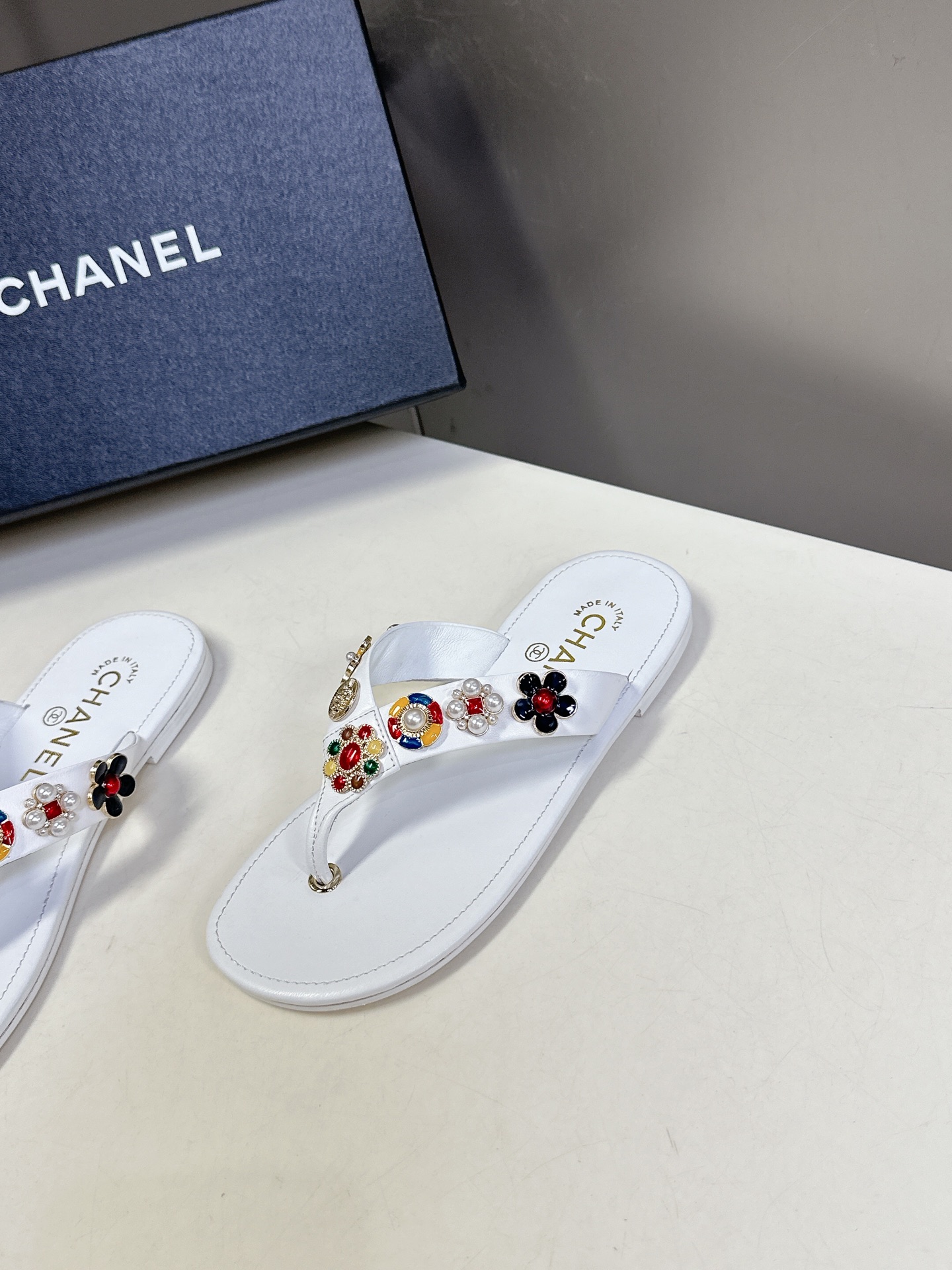  CHANEL香奈儿走秀款拖鞋 完全原版一比一复刻打造 版型超级正 最新时尚的设计 火遍全网的单鞋，上脚