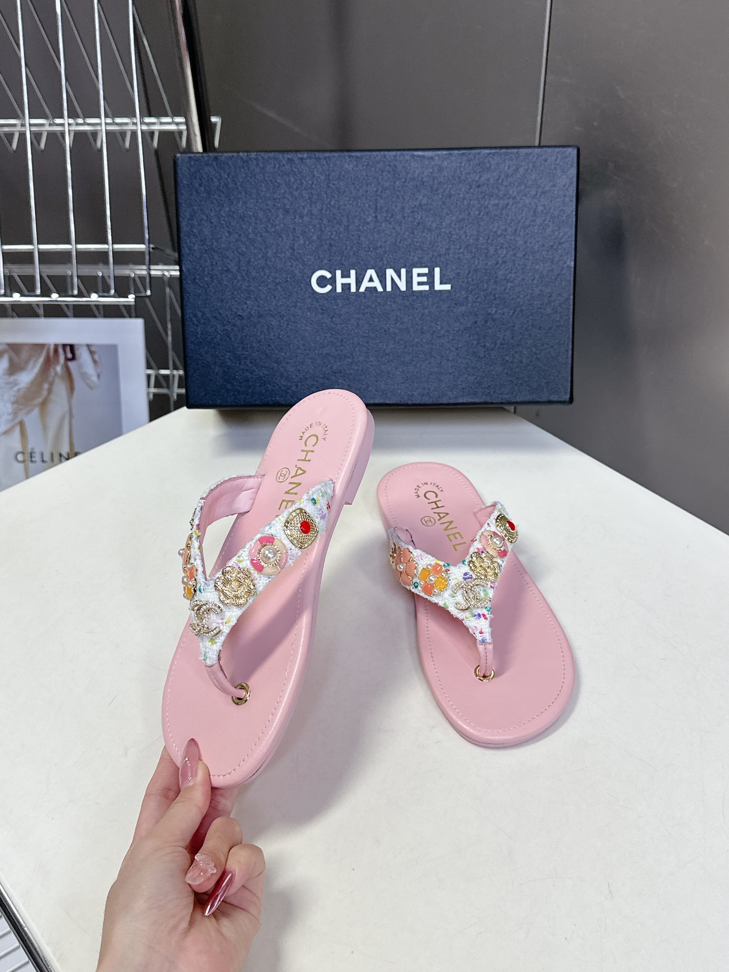  CHANEL香奈儿走秀款拖鞋 完全原版一比一复刻打造 版型超级正 最新时尚的设计 火遍全网的单鞋，上脚