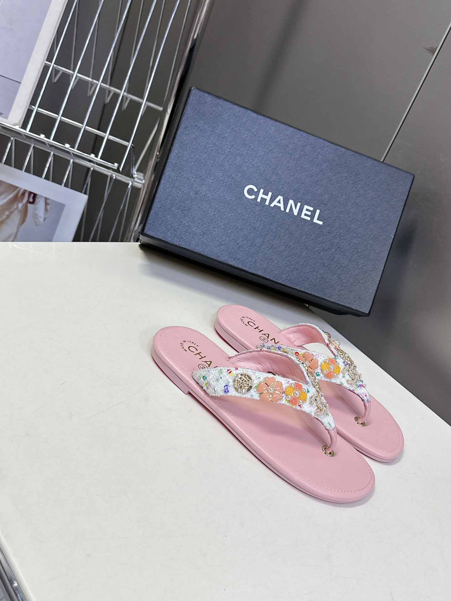  CHANEL香奈儿走秀款拖鞋 完全原版一比一复刻打造 版型超级正 最新时尚的设计 火遍全网的单鞋，上脚