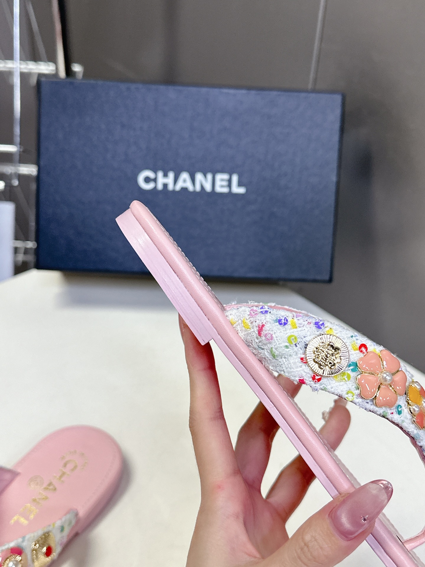  CHANEL香奈儿走秀款拖鞋 完全原版一比一复刻打造 版型超级正 最新时尚的设计 火遍全网的单鞋，上脚