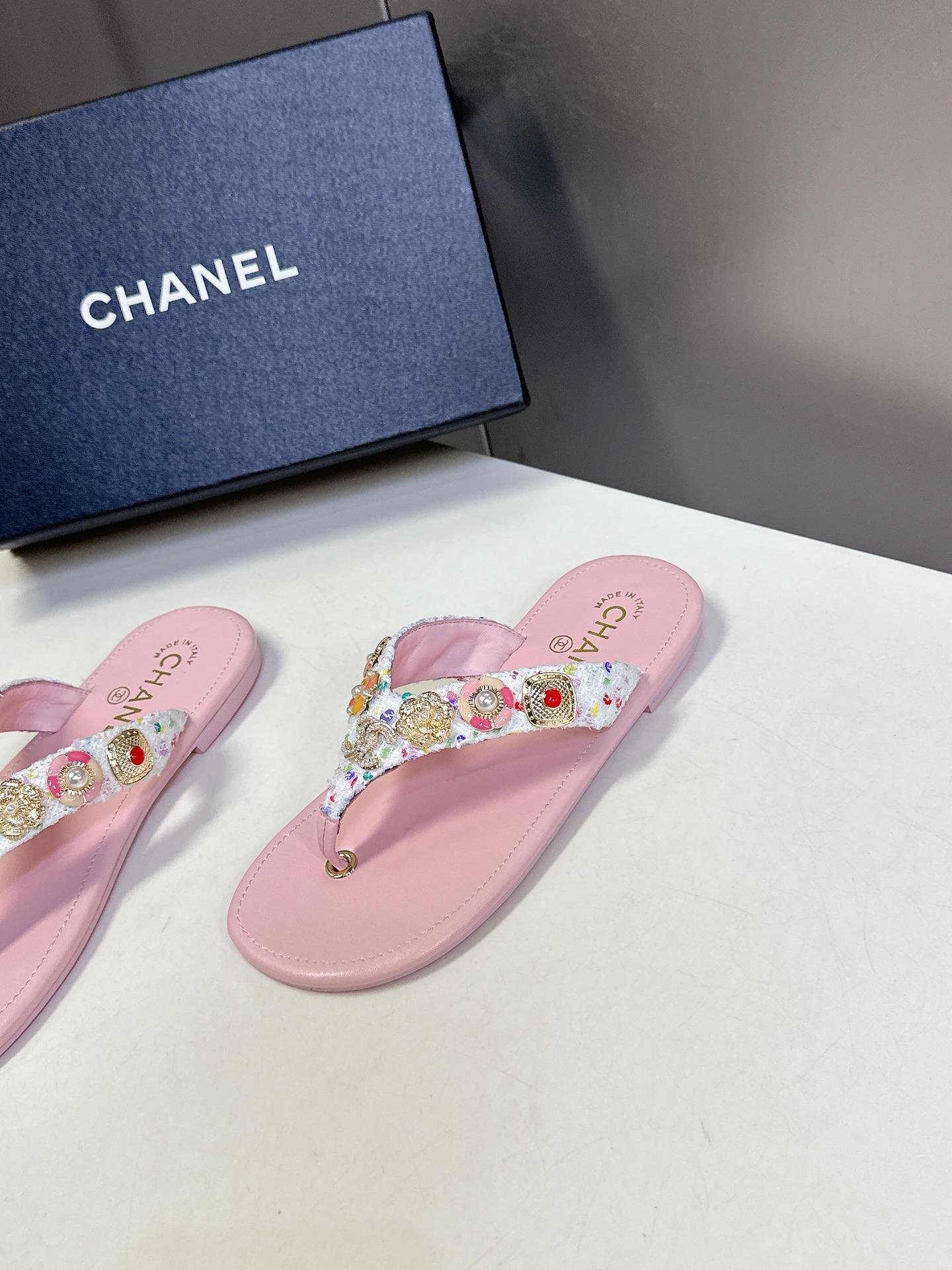  CHANEL香奈儿走秀款拖鞋 完全原版一比一复刻打造 版型超级正 最新时尚的设计 火遍全网的单鞋，上脚