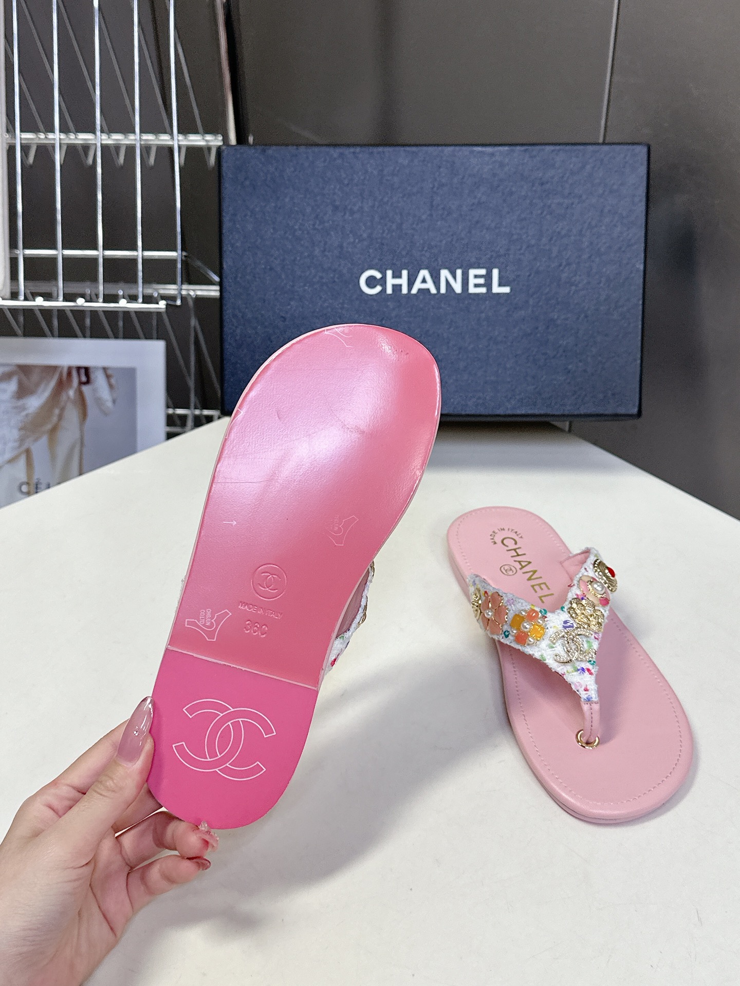  CHANEL香奈儿走秀款拖鞋 完全原版一比一复刻打造 版型超级正 最新时尚的设计 火遍全网的单鞋，上脚