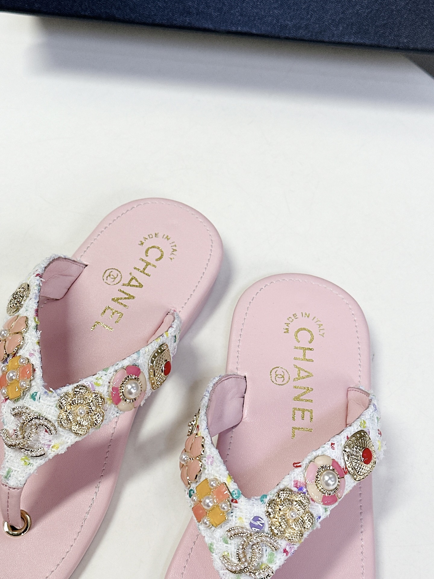  CHANEL香奈儿走秀款拖鞋 完全原版一比一复刻打造 版型超级正 最新时尚的设计 火遍全网的单鞋，上脚
